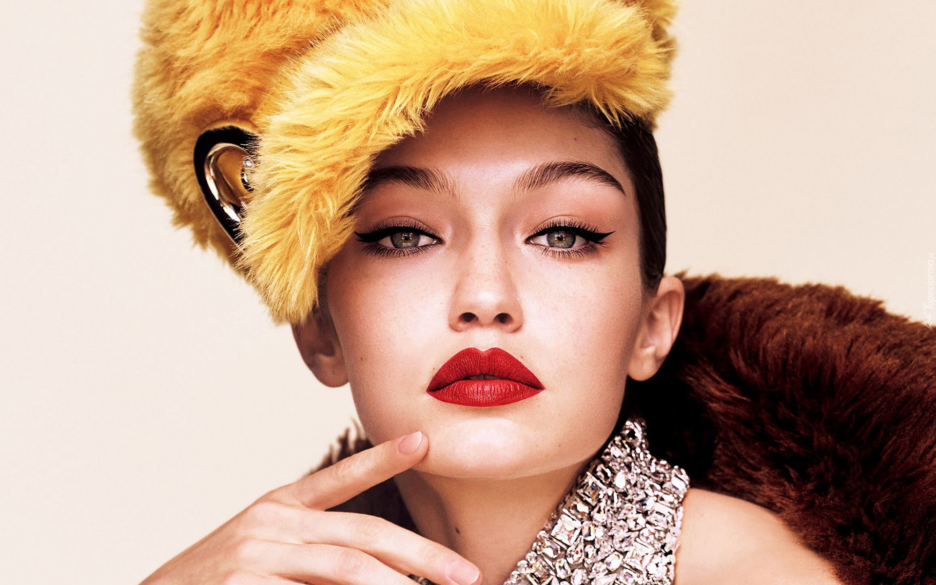 Gigi Hadid, Dziewczyna, Modelka, Makijaż, Żółta, Czapka, Biżuteria