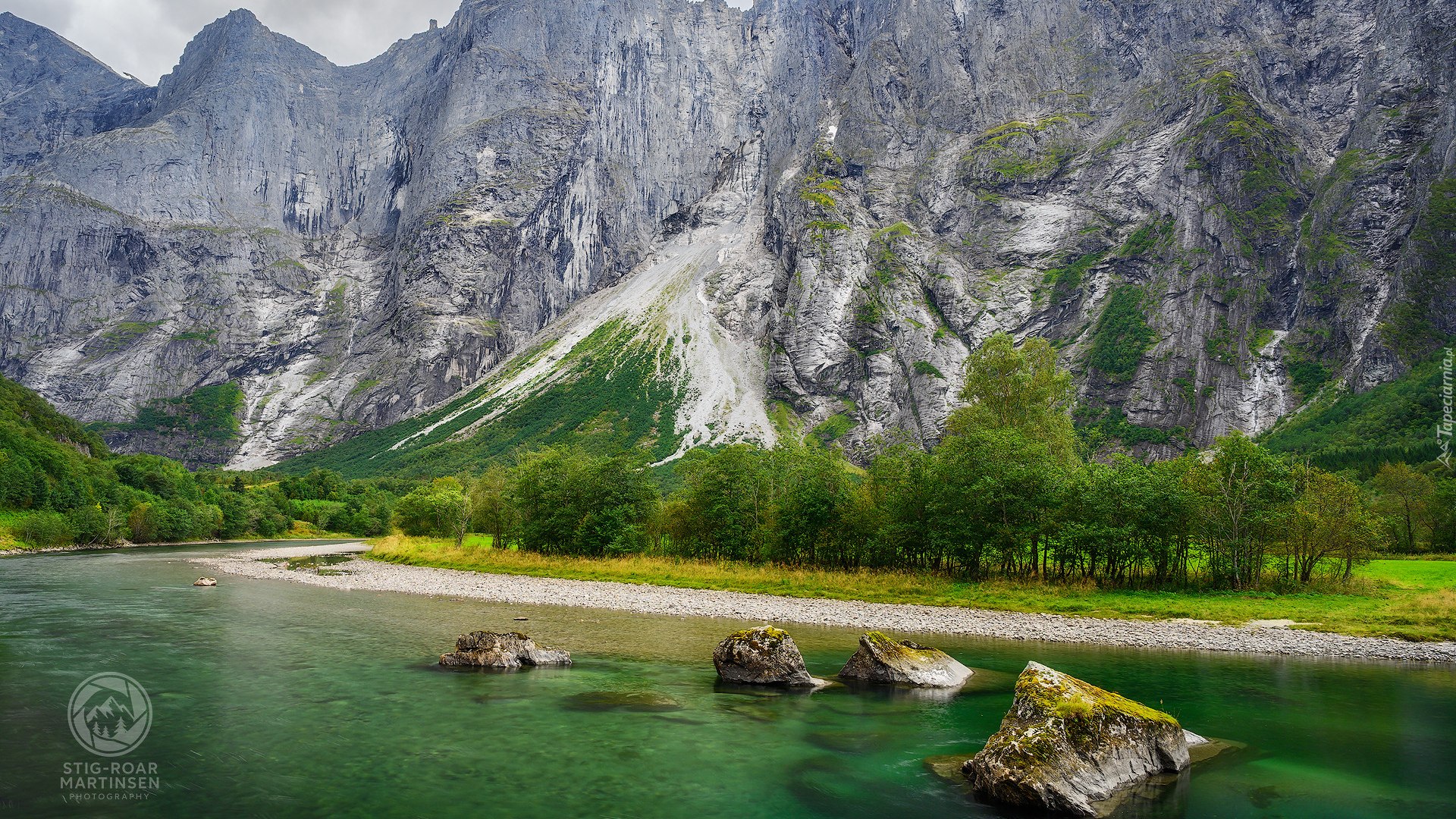 Norwegia, Romsdalen, Góry Trolltindene, Drzewa, Rzeka, Głazy
