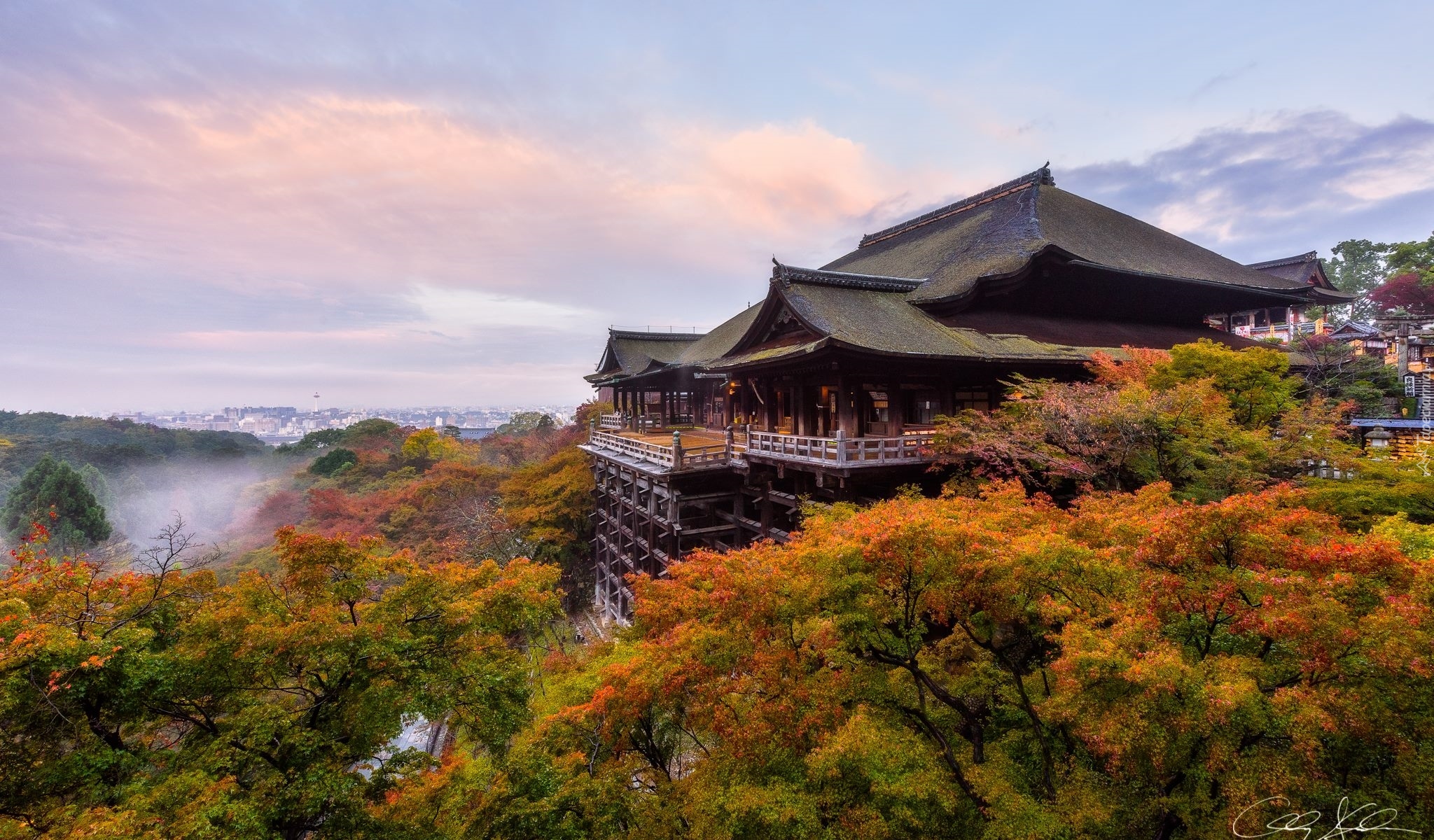 Japonia, Kioto, Dzielnica Higashiyama, Góra Otowa, Kompleks świątynny Kiyomizu-dera, Świątynia buddyjska, Jesień, Drzewa, Mgła