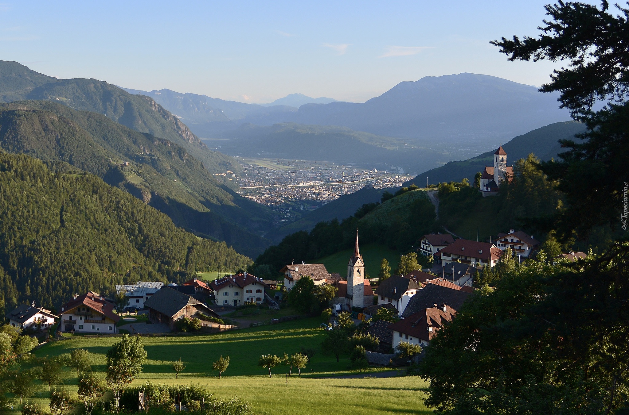 Włochy, Gmina Bolzano, Rejon Trydent-Górna Adyga, Południowy Tyrol, Góry Alpy, Domy, Kościół, Drzewa