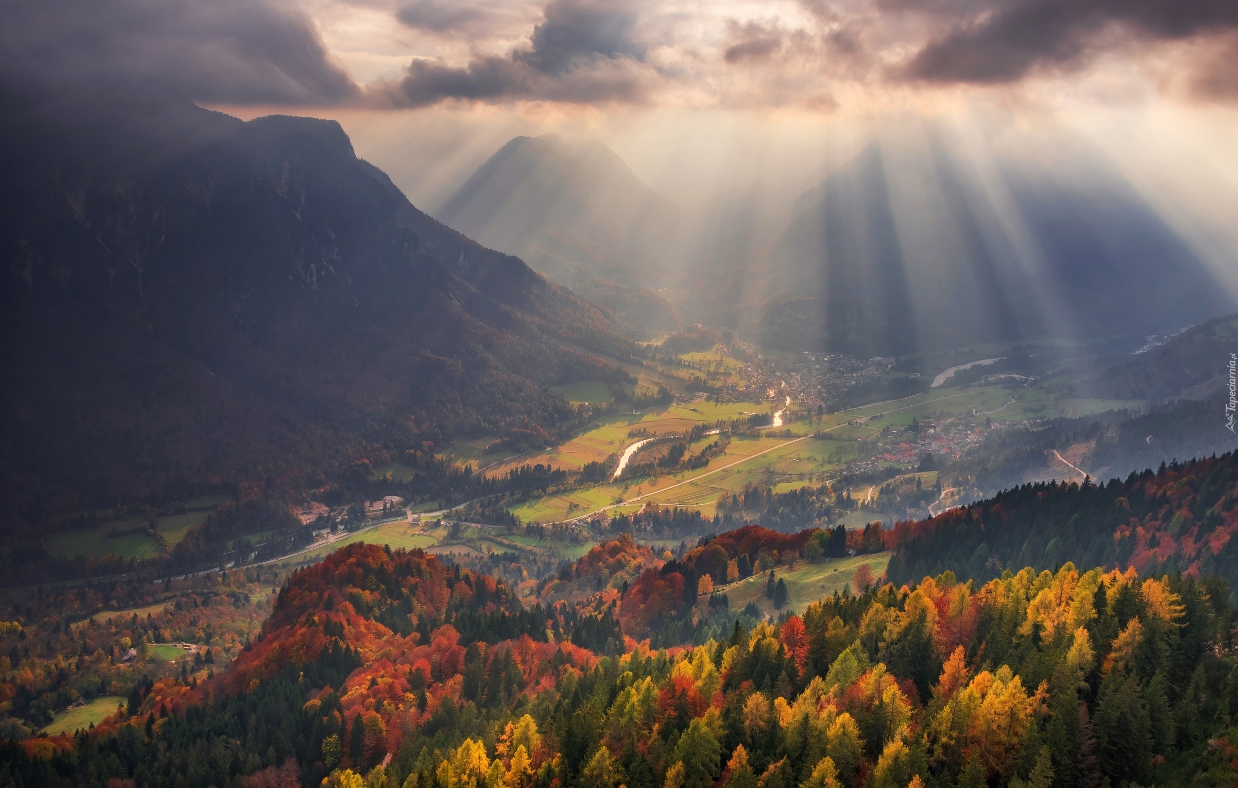 Gmina Jesenice, Słowenia, Góry, Przebijające światło, Jesień