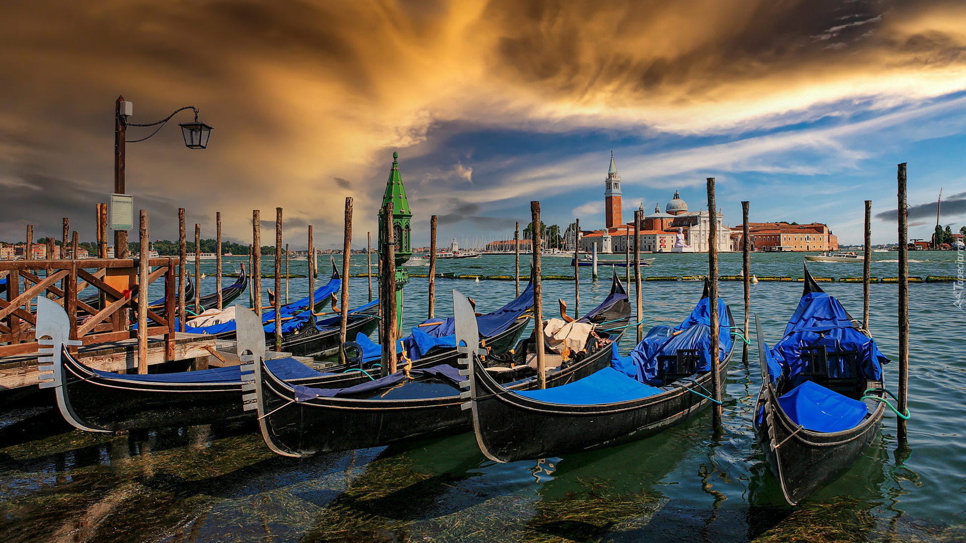 Cieśnina, Canal Grande, Latarnia, Przystań, Gondole, Łódki, Bazylika San Giorgio Maggiore, Chmury, Wenecja, Włochy