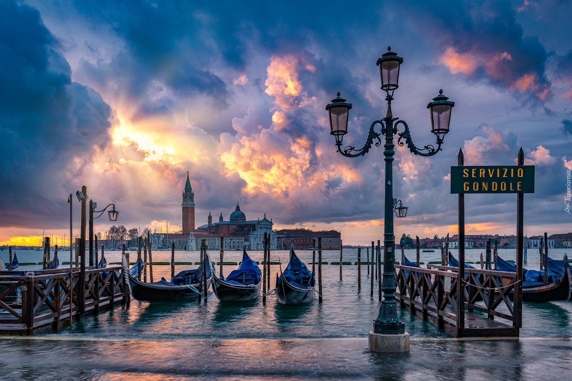 Cieśnina Canal Grande, Latarnia, Przystań, Gondole, Łodzie, Bazylika San Giorgio Maggiore, Chmury, Wenecja, Włochy