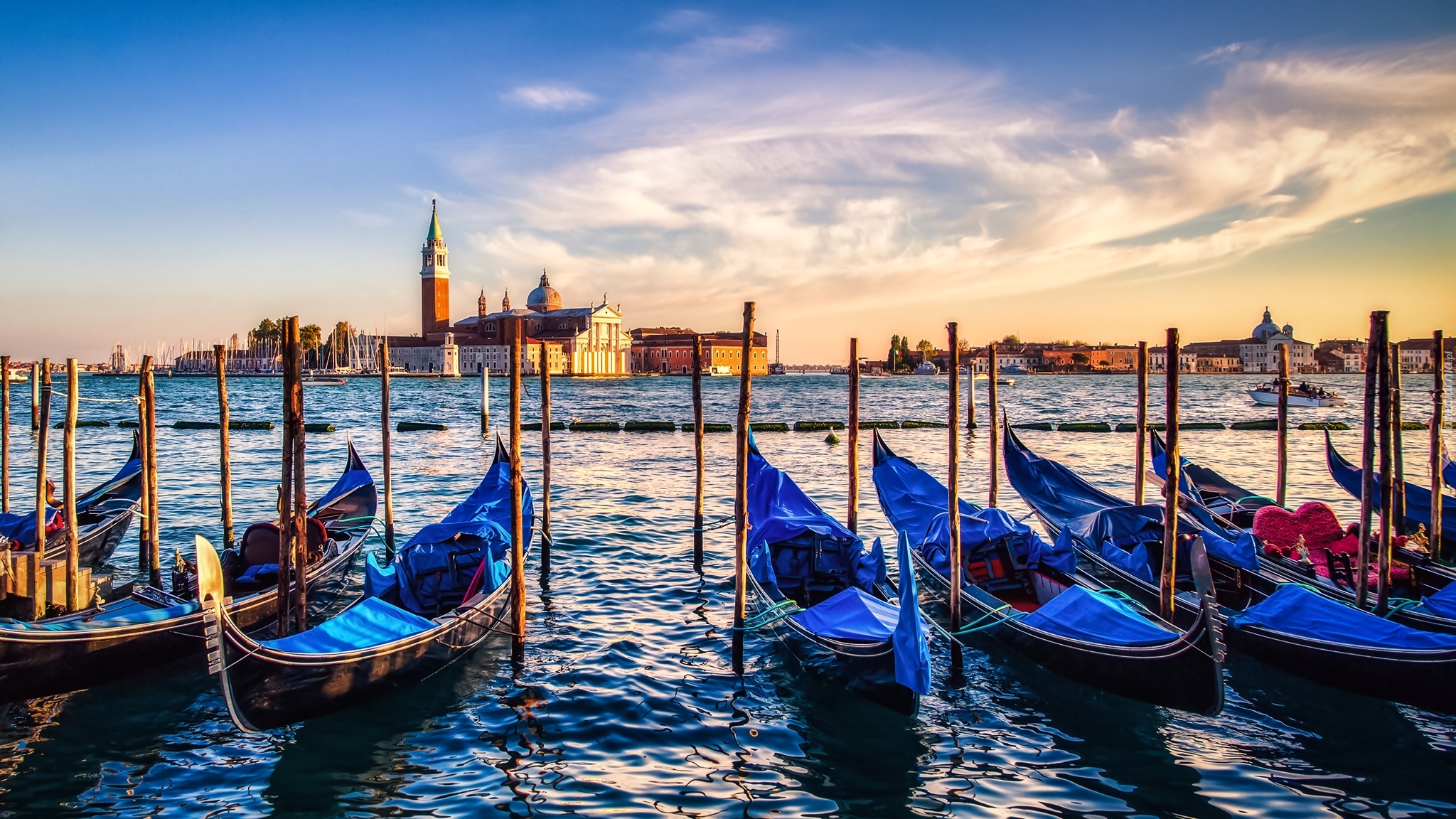 Włochy, Wenecja, Cieśnina Canal Grande, Gondole, Łodzie, Bazylika San Giorgio Maggiore, Chmury