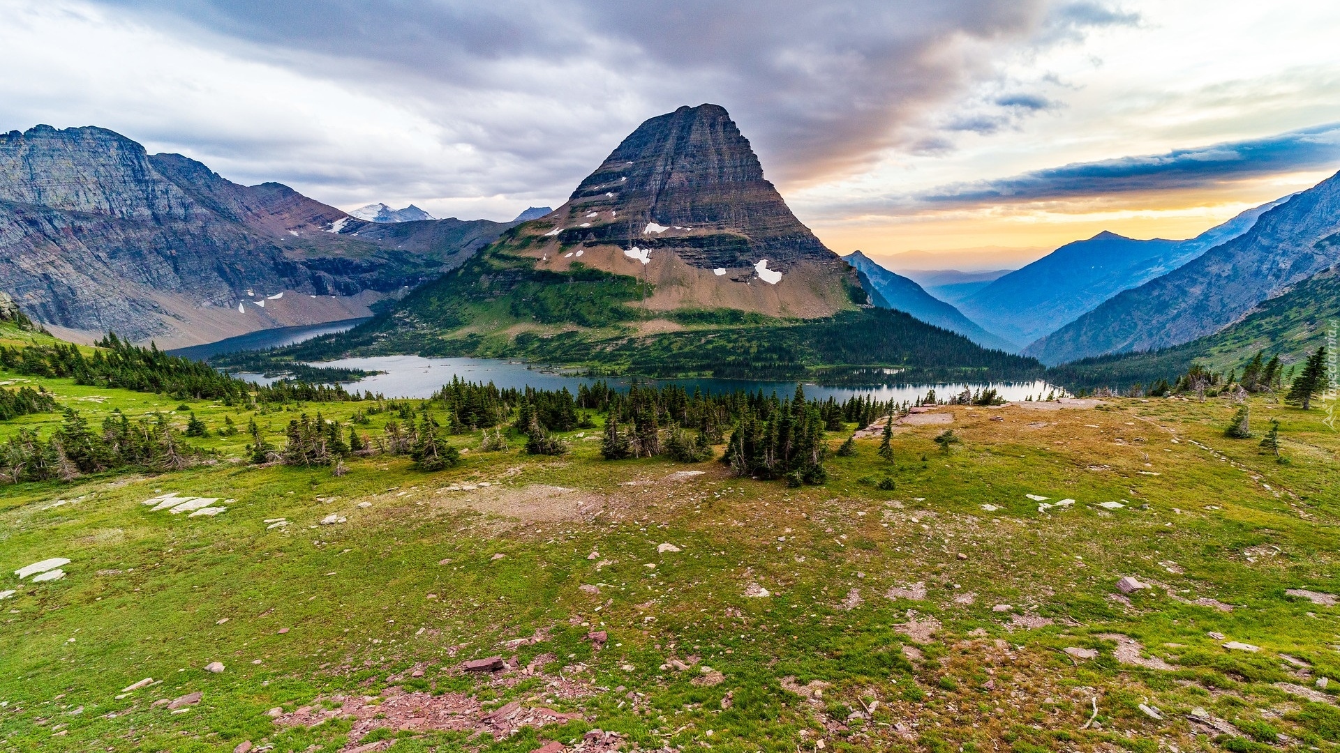 Stany Zjednoczone, Stan Montana, Park Narodowy Glacier, Jezioro, Hidden Lake, Góry, Lewis Range, Góra, Bearhat Mountain, Łąka, Drzewa