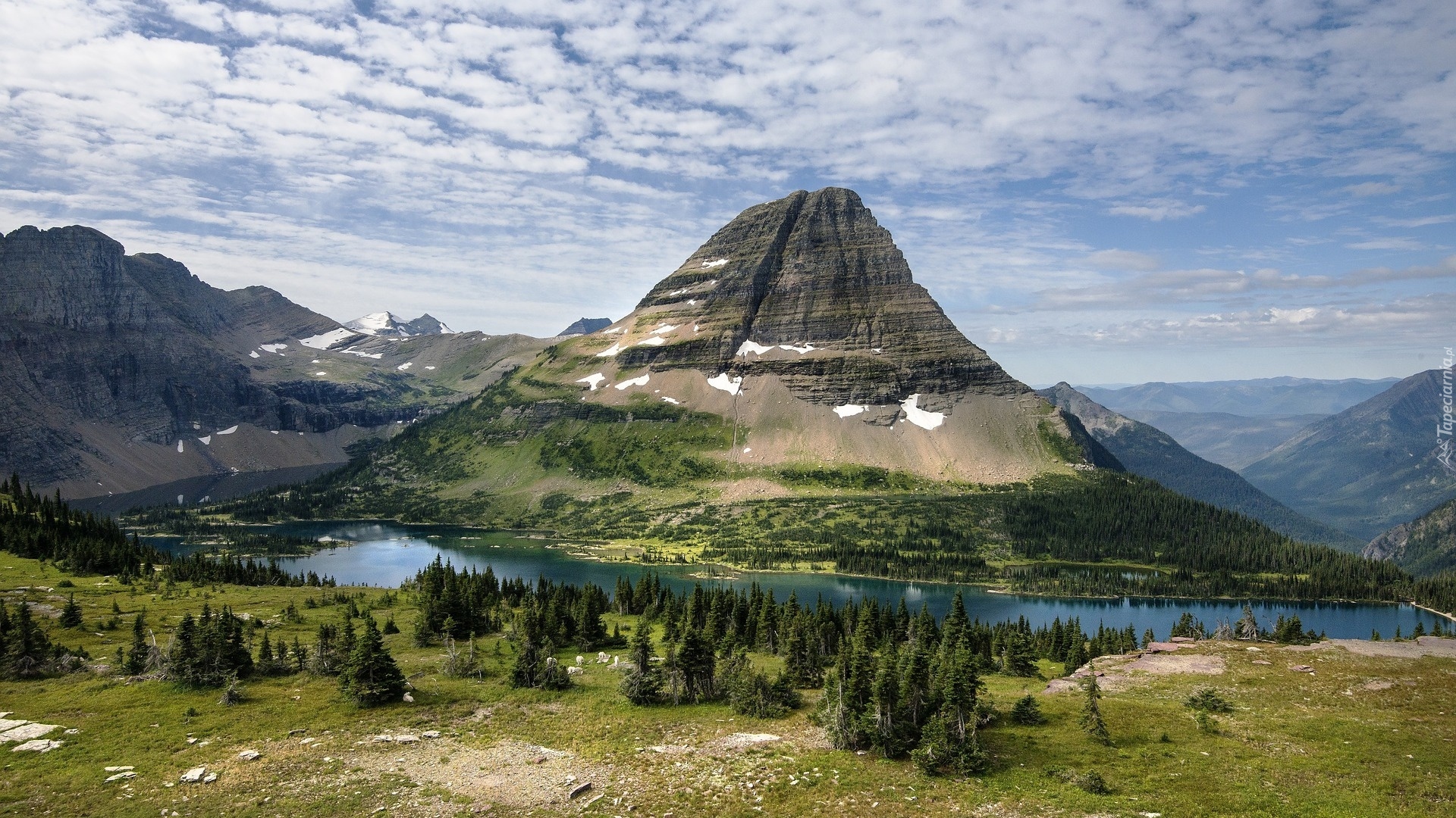 Góry, Góra Bearhat Mountain, Jezioro Hidden Lake, Drzewa, Chmury, Park Narodowy Glacier, Stan Montana, Stany Zjednoczone