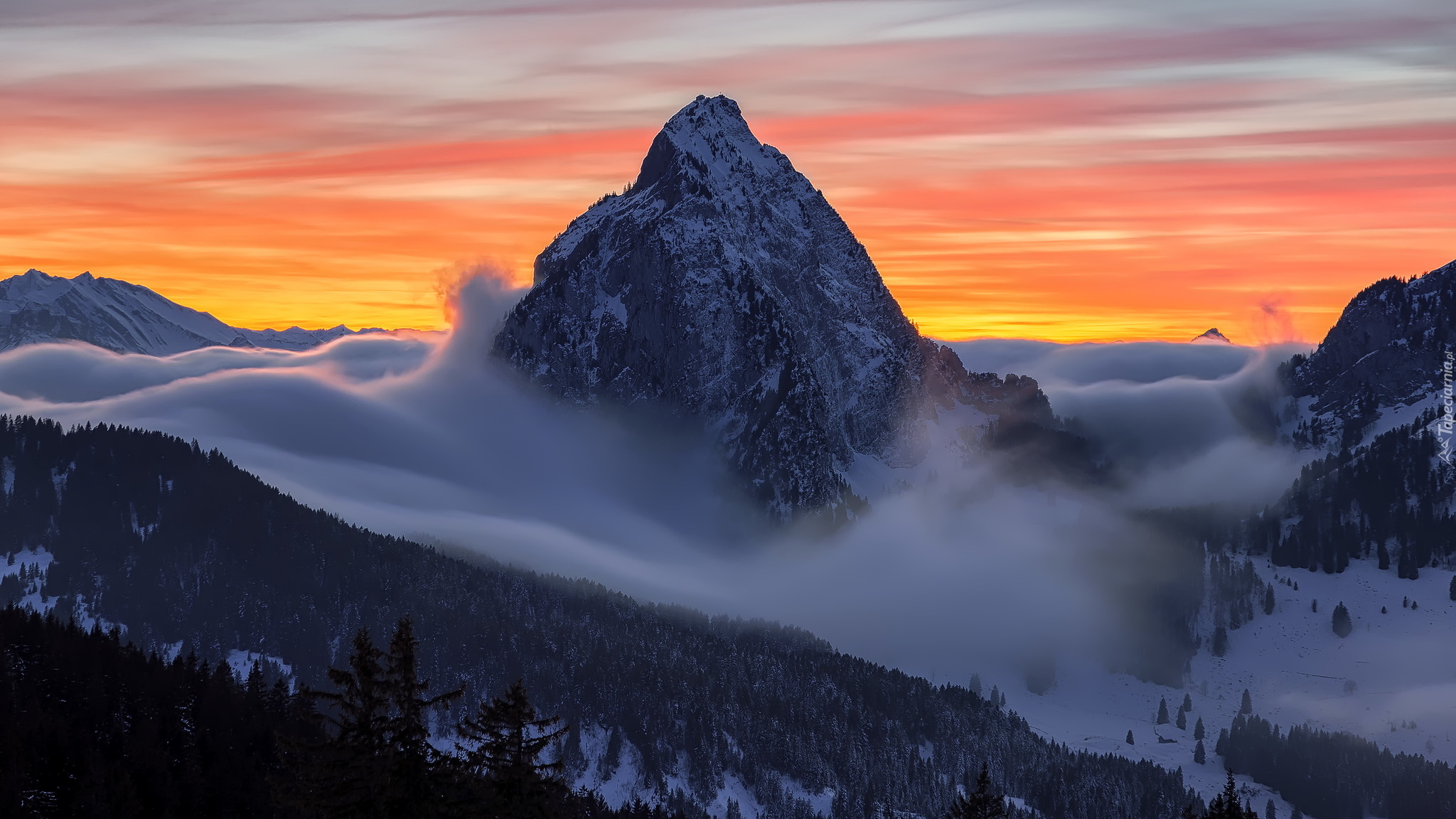 Góry, Alpy, Góra Grosser Mythen, Mgła, Zachód słońca, Szwajcaria