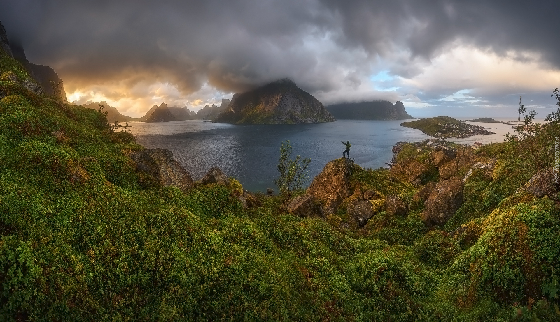 Góry, Góra Higravstinden, Skały, Morze Norweskie, Chmury, Drzewa, Człowiek, Wyspa Moskenesoya, Lofoty, Norwegia