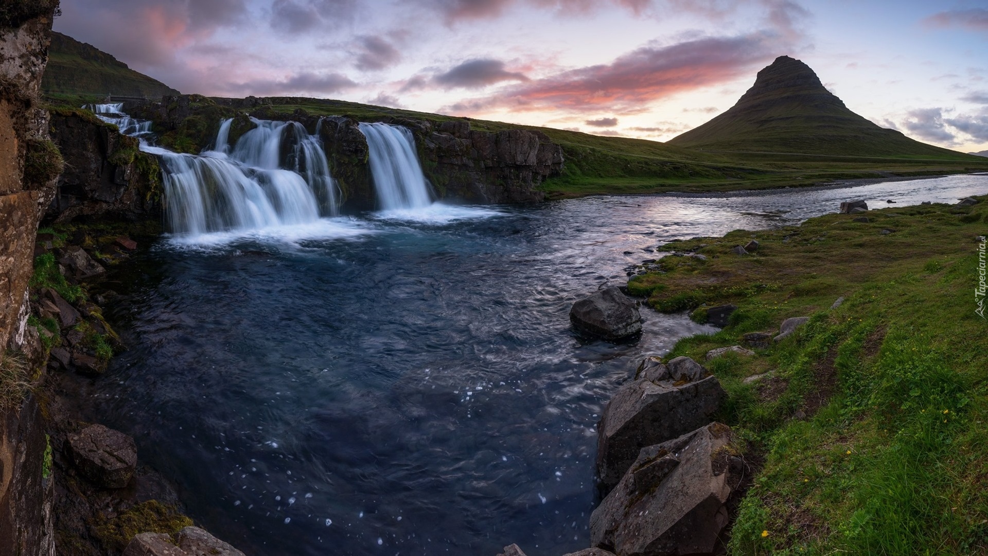 Góra Kirkjufell, Rzeka, Wodospad Kirkjufellsfoss, Chmury, Półwysep Snaefellsnes, Islandia