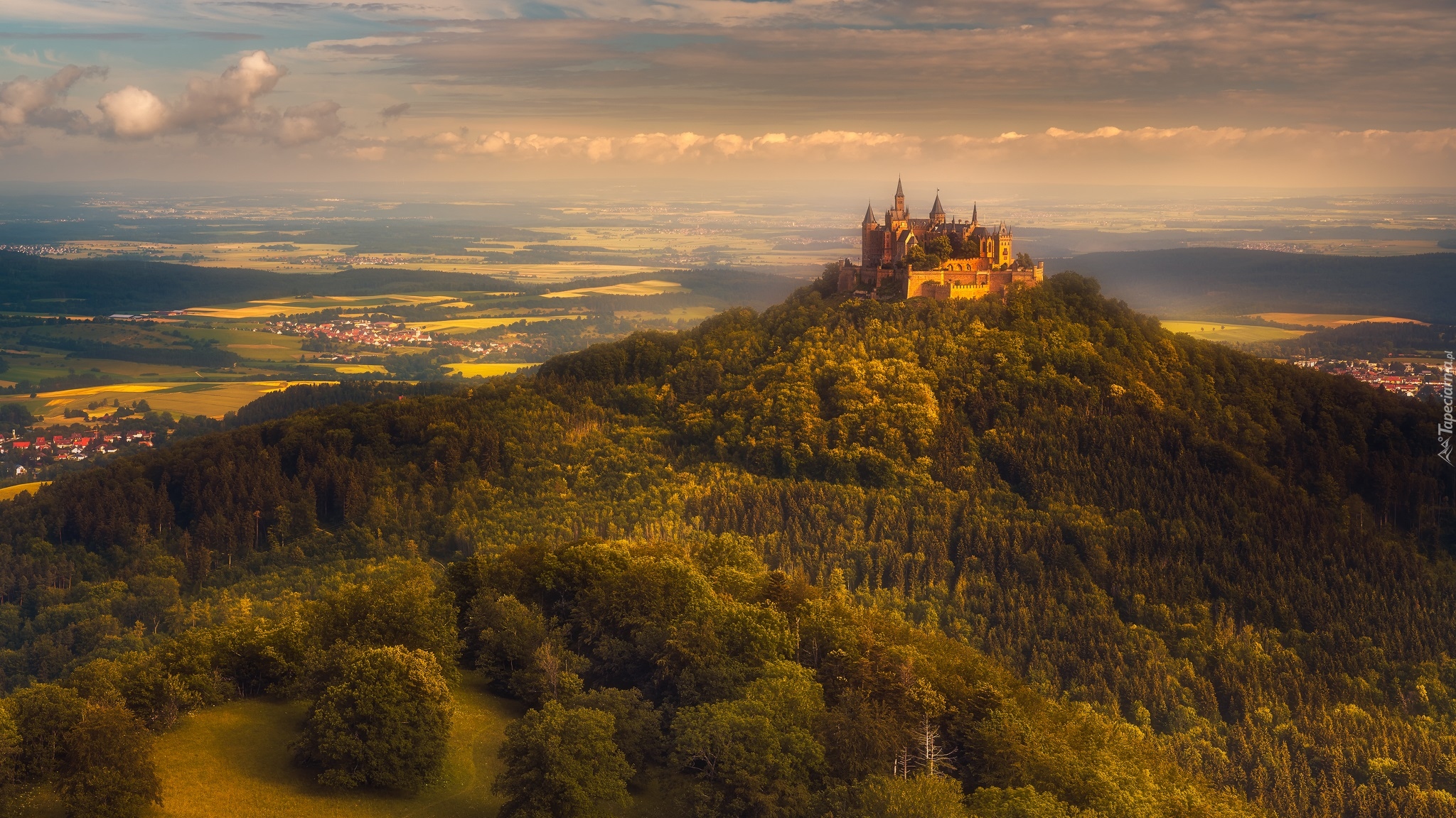 Góra Hohenzollern, Zamek Hohenzollern, Drzewa, Domy, Chmury, Wzgórza, Badenia-Wirtembergia, Niemcy