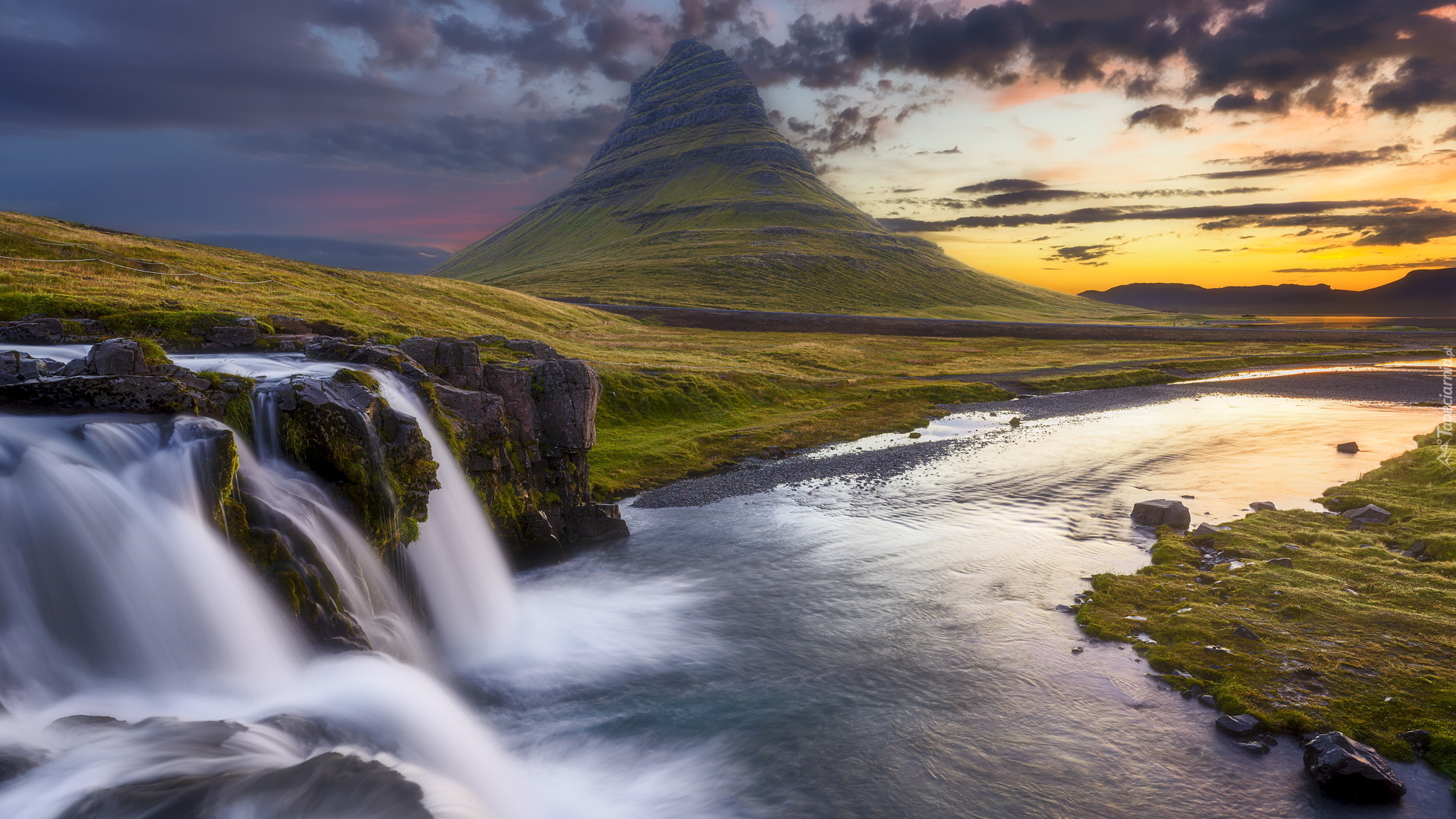 Góra Kirkjufell, Wodospad Kirkjufellsfoss, Rzeka, Wchód słońca, Półwysep Snaefellsnes, Islandia