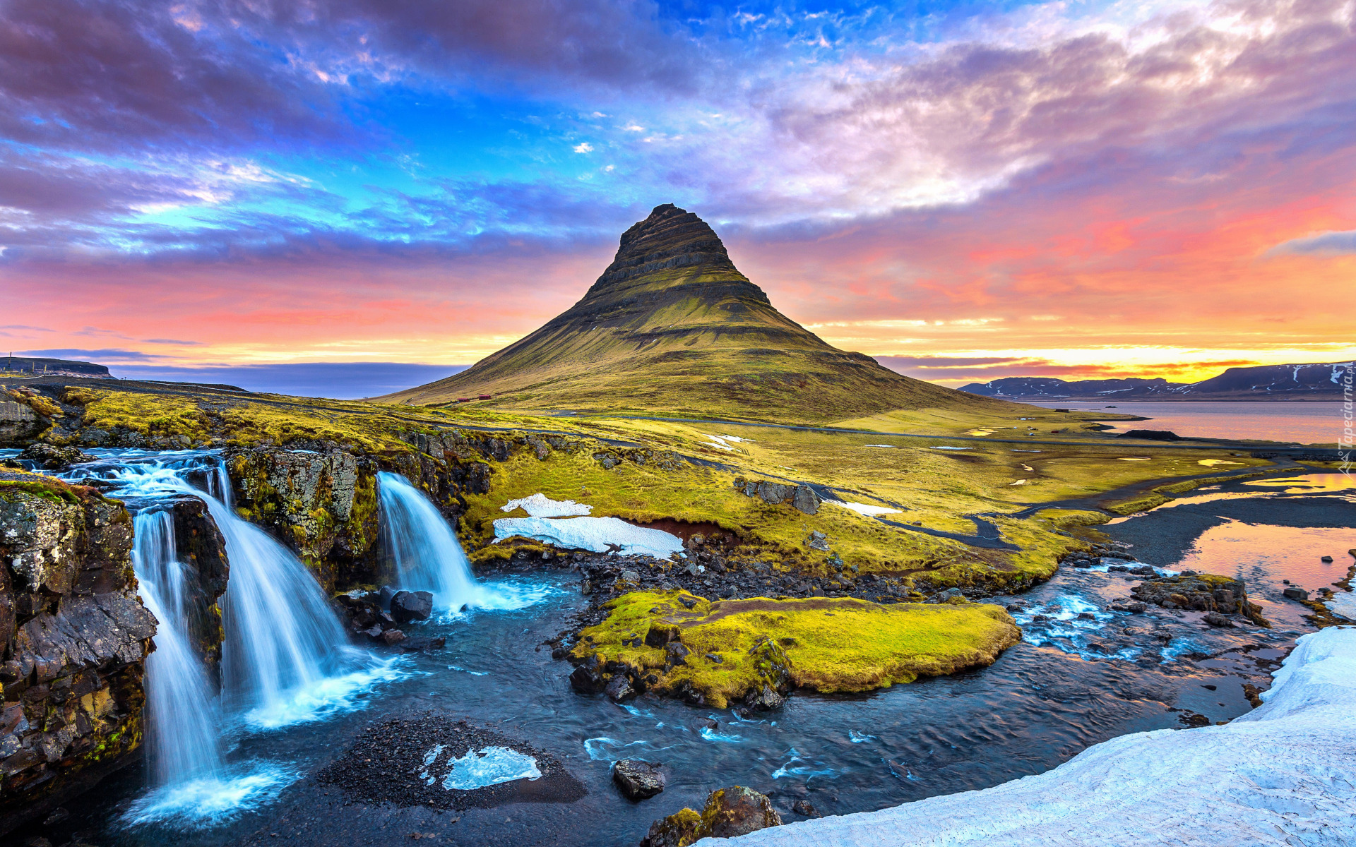 Góra Kirkjufell, Rzeka, Wodospad Kirkjufellsfoss, Zachód słońca, Islandia