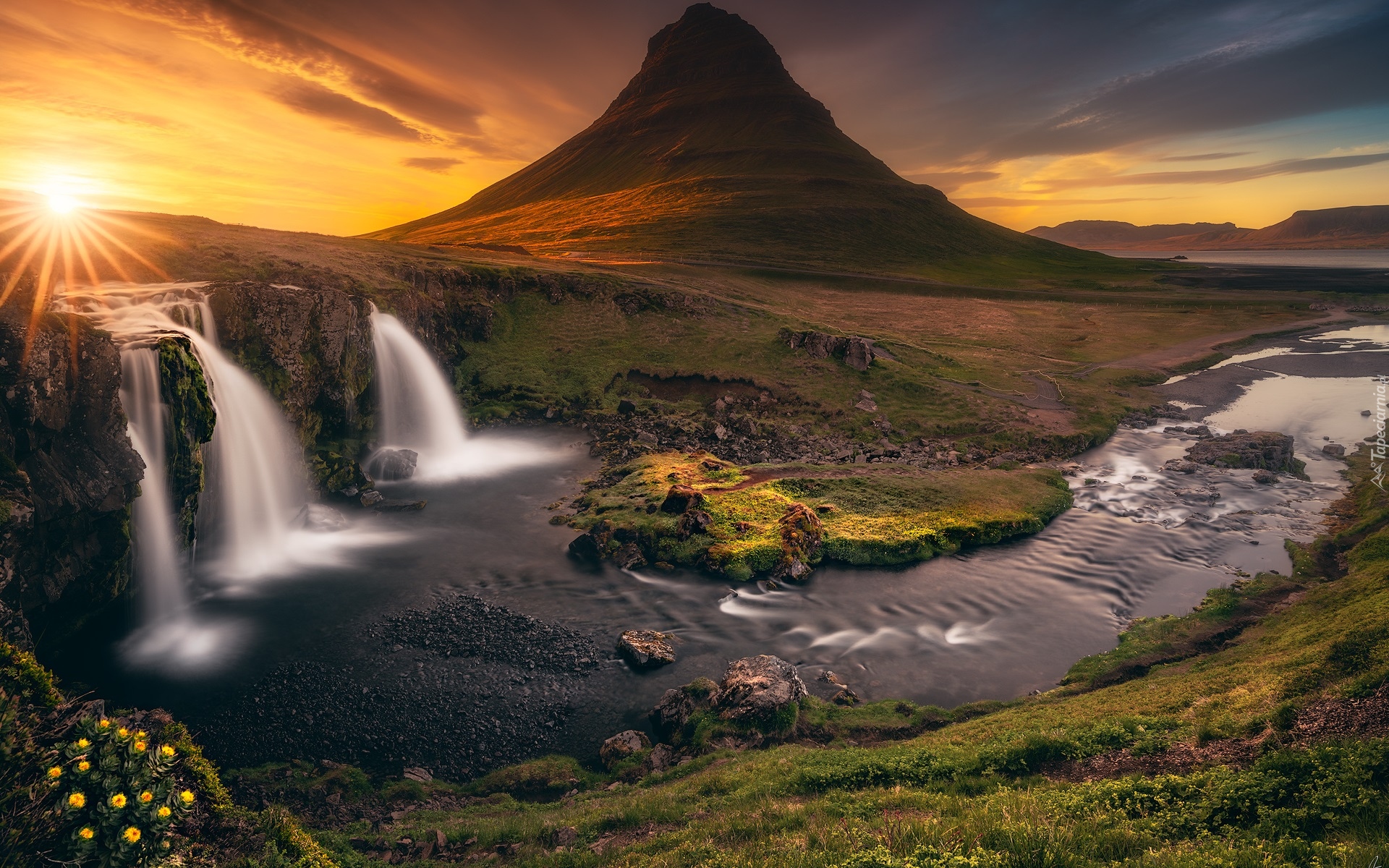 Islandia, Góra Kirkjufell, Wodospad Kirkjufellsfoss, Rzeka, Chmury, Zachód słońca