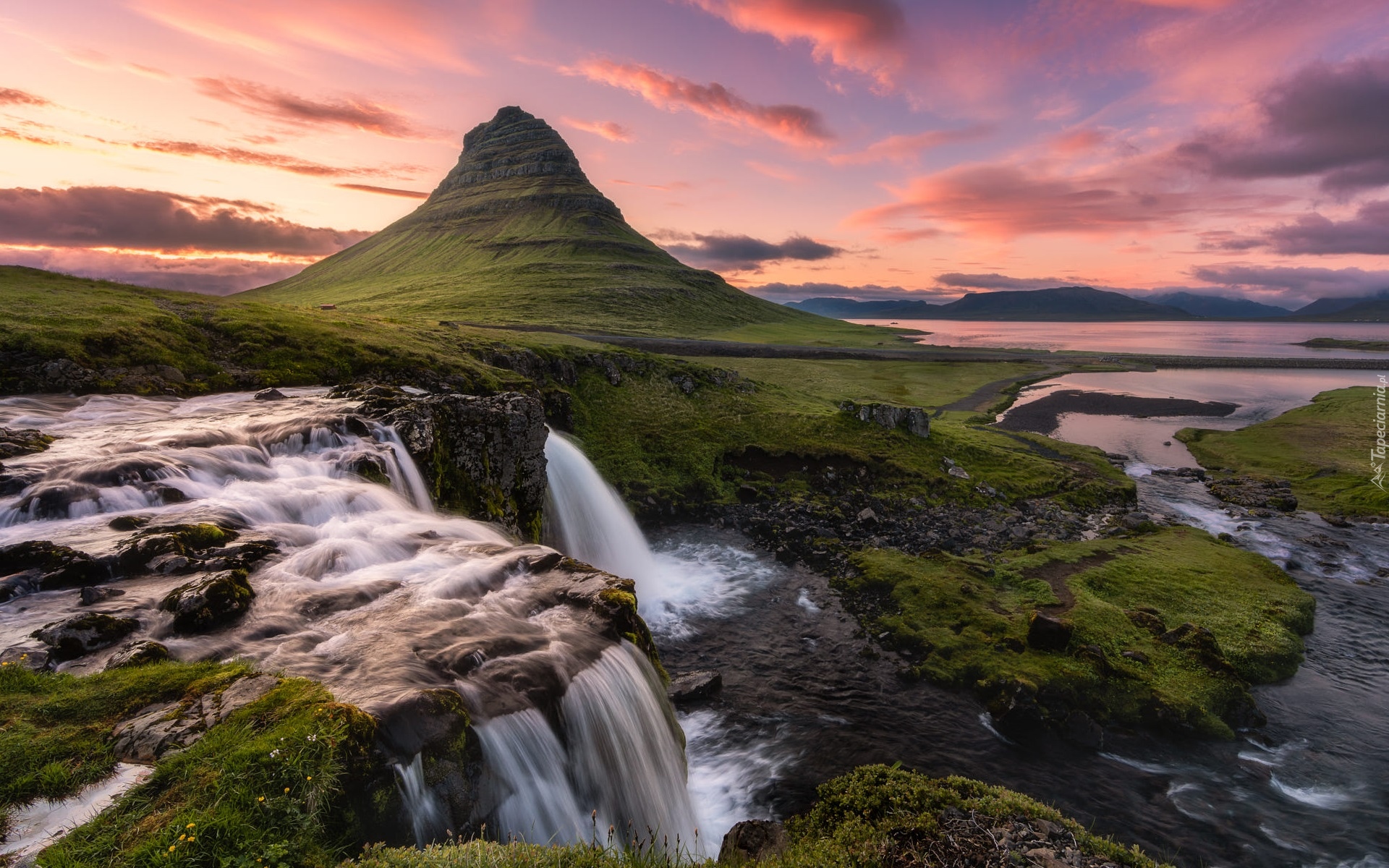 Islandia, Góra Kirkjufell, Wodospad Kirkjufellsfoss, Rzeka, Niebo, Chmury, Zachód słońca