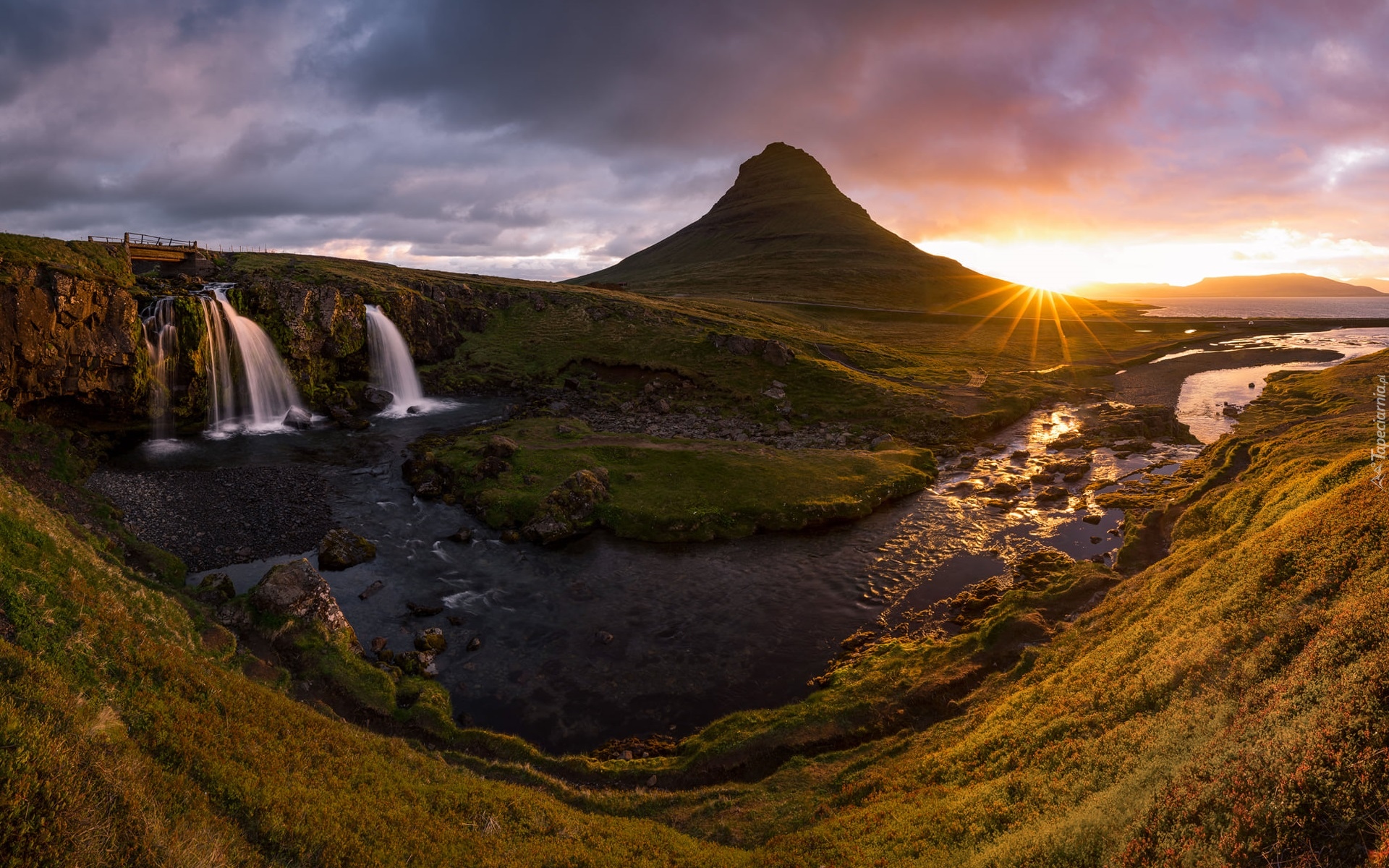 Góra Kirkjufell, Rzeka, Wodospad Kirkjufellsfoss, Wschód słońca, Półwysep Snaefellsnes, Islandia