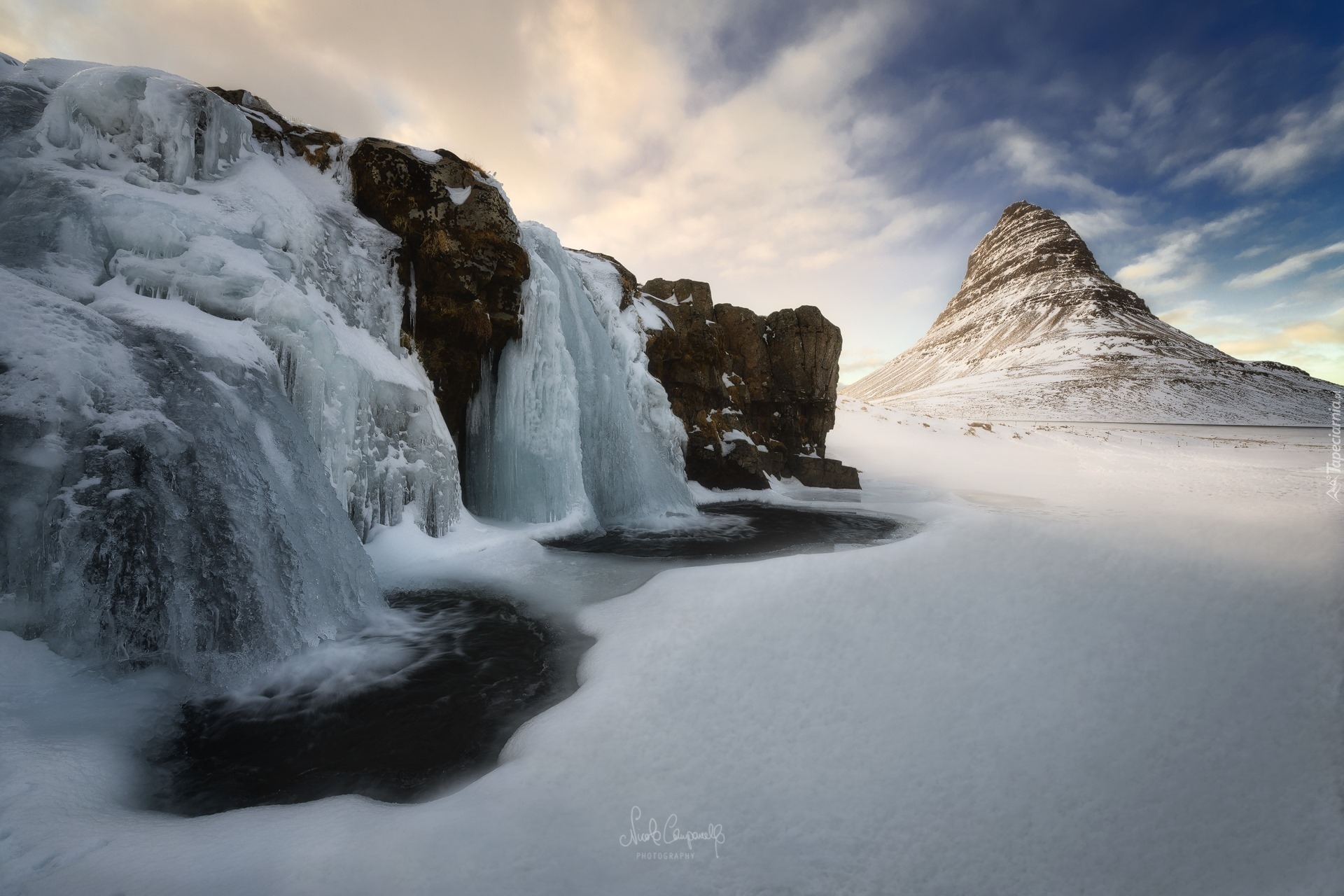 Góra Kirkjufell, Wodospad Kirkjufellsfoss, Rzeka, Zima, Ciemne, Chmury, Półwysep Snaefellsnes, Islandia