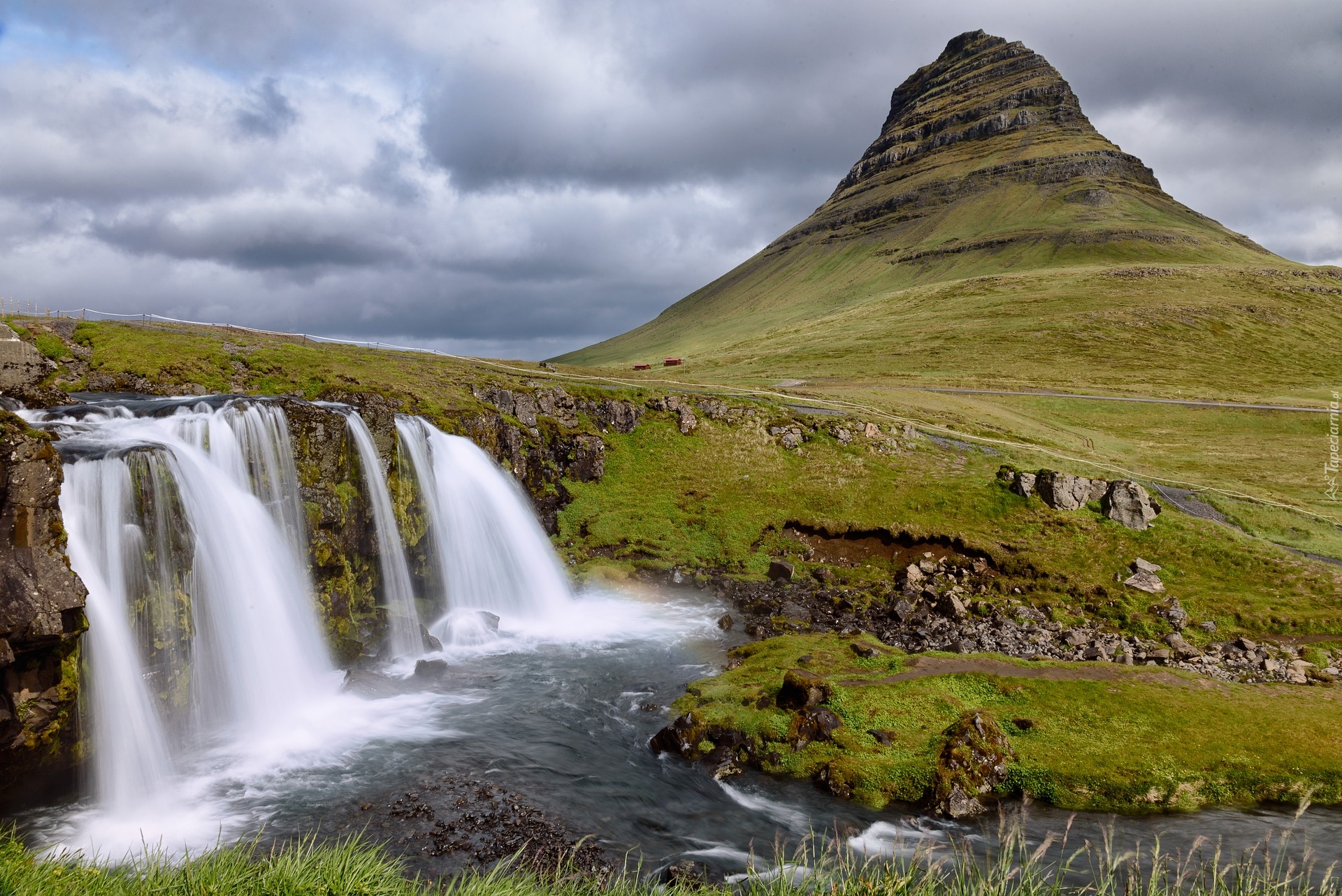 Góra Kirkjufell, Wodospad Kirkjufellsfoss, Rzeka, Półwysep Snaefellsnes, Islandia