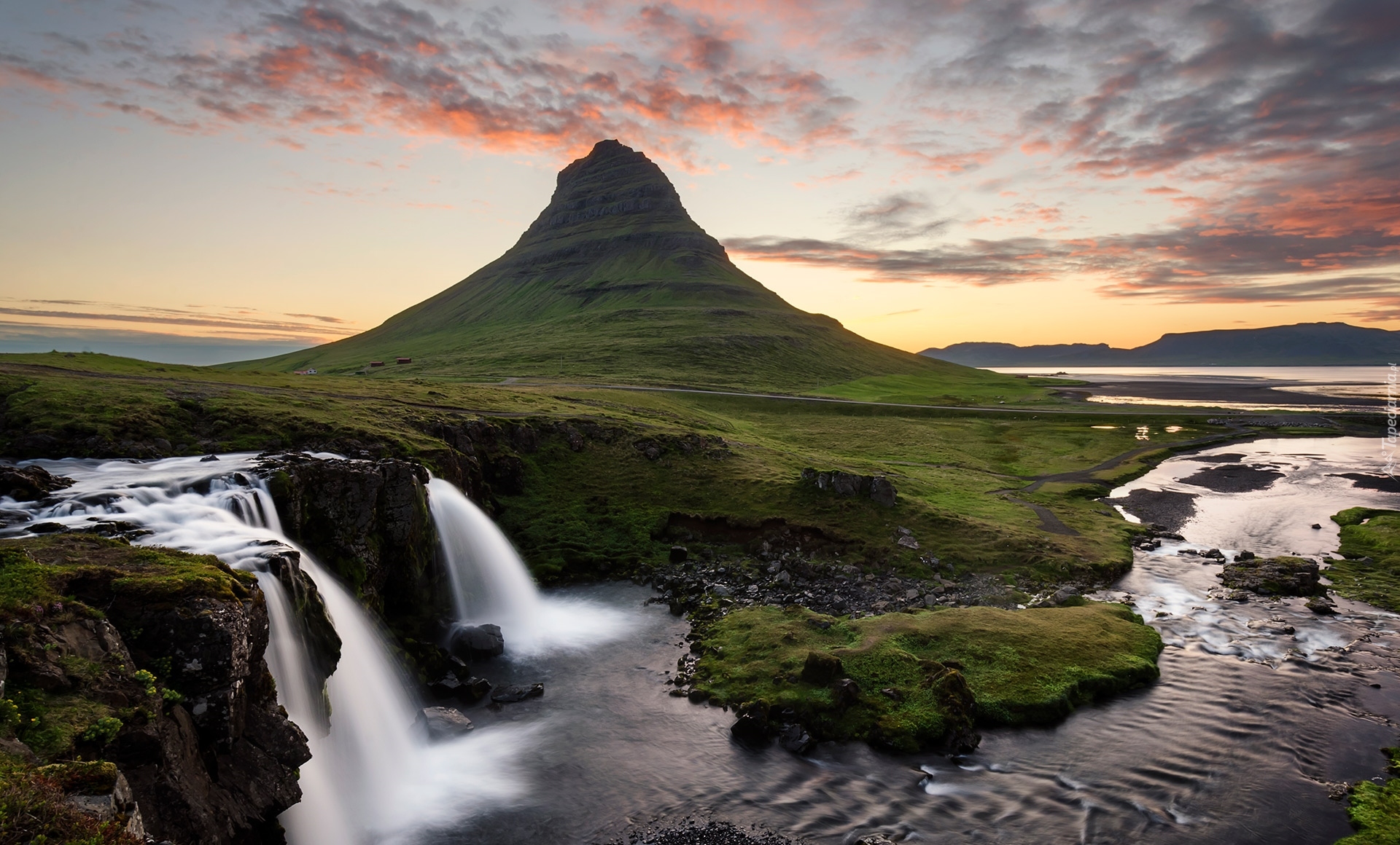 Islandia, Półwysep Snaefellsnes, Góra Kirkjufell, Wodospad Kirkjufellsfoss, Chmury