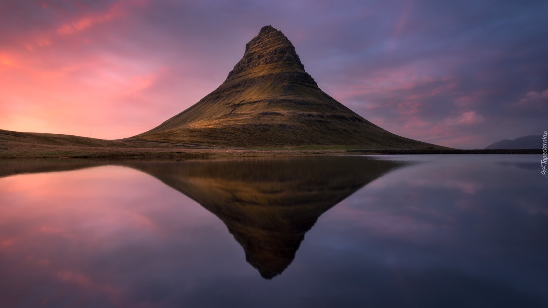 Góra Kirkjufell, Jezioro, Zachód słońca, Odbicie, Islandia