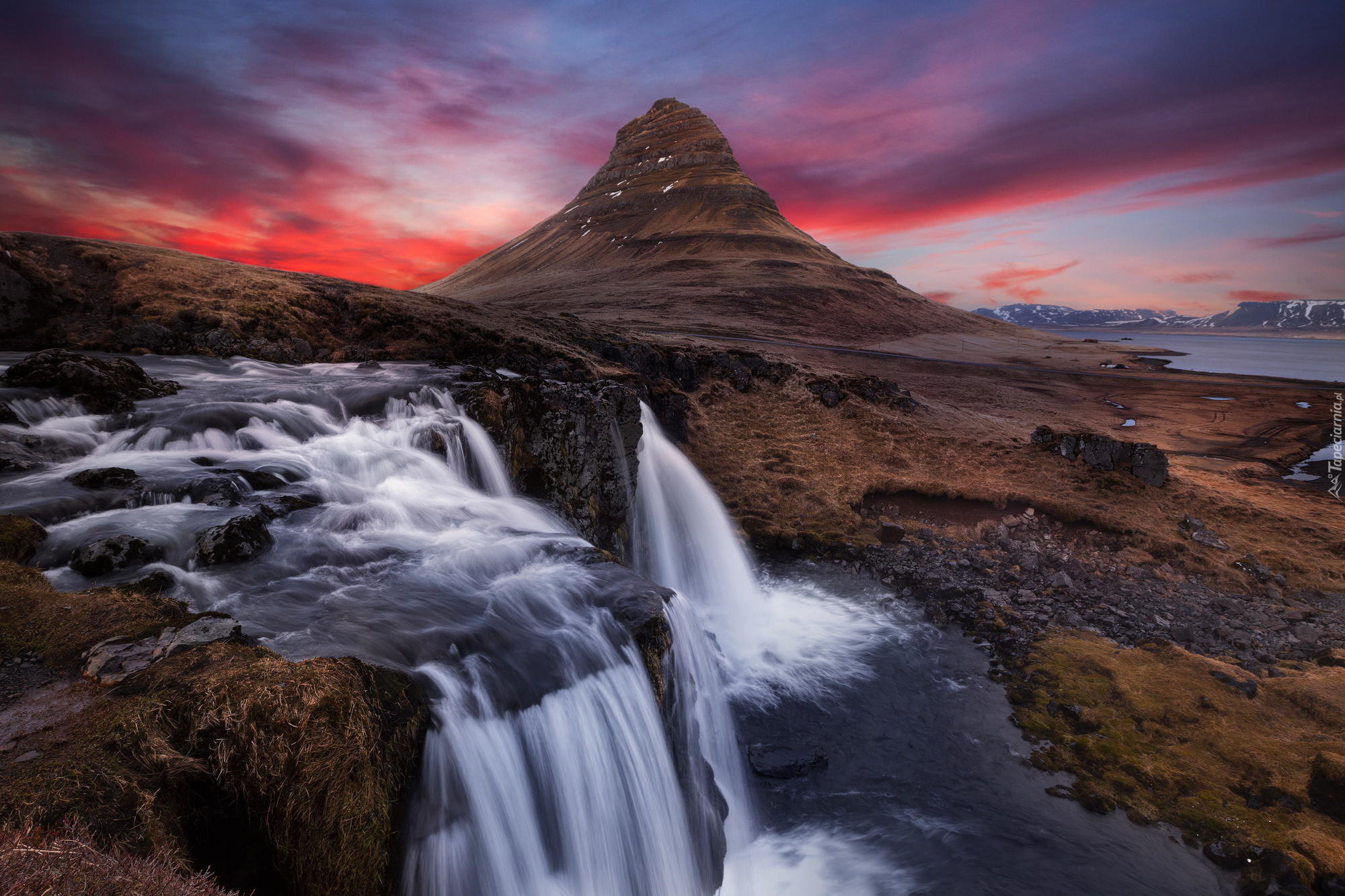 Islandia, Półwysep Snæfellsnes, Góra Kirkjufell, Wodospad Kirkjufellsfoss, Zachód słońca