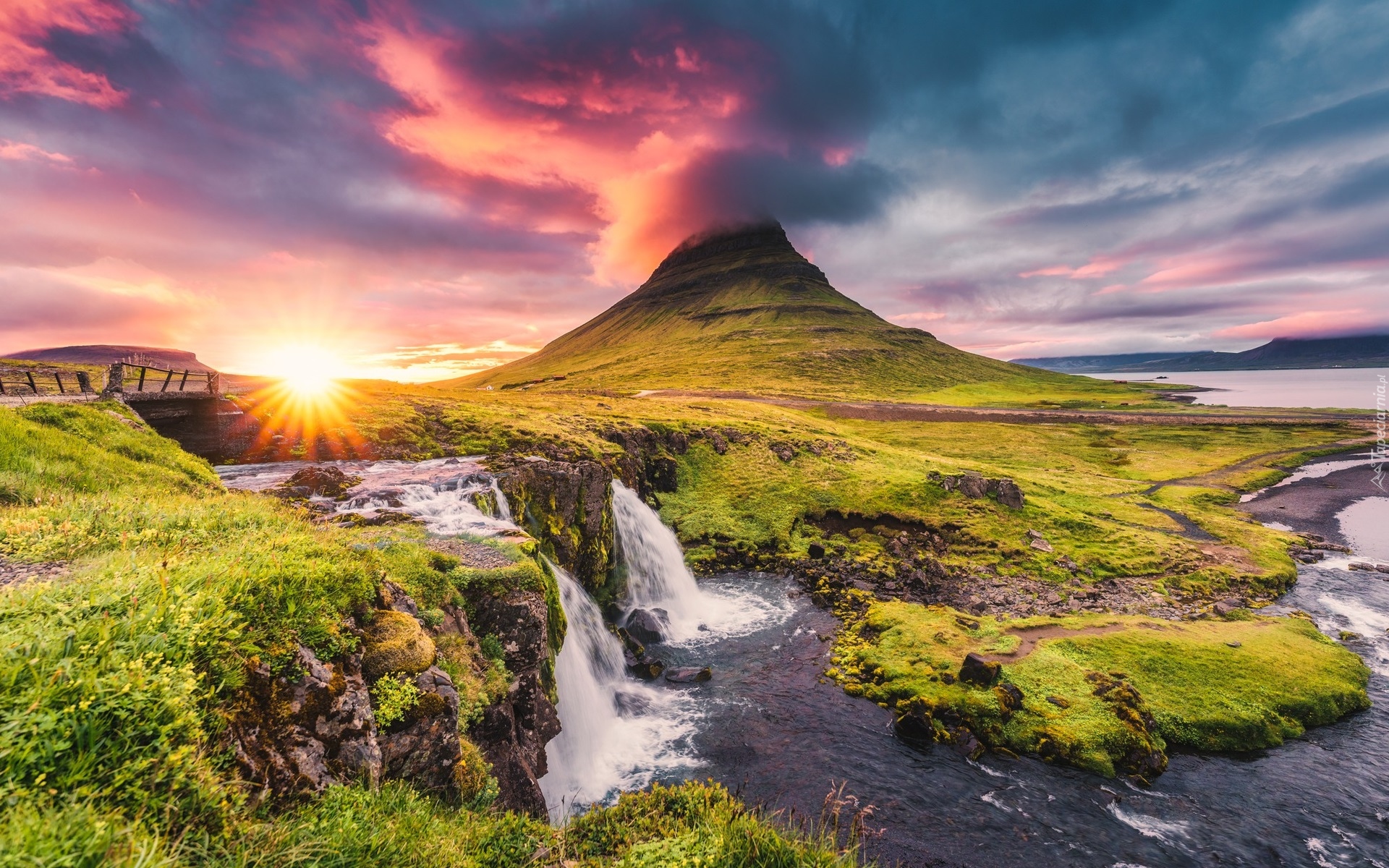 Islandia, Półwysep Snaefellsnes, Góra Kirkjufell, Wodospad Kirkjufellsfoss, Promienie słońca, Chmury