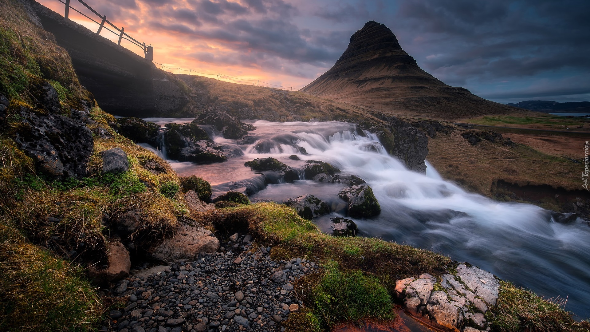 Islandia, Półwysep Snaefellsnes, Góra Kirkjufell, Rzeka, Zachód słońca