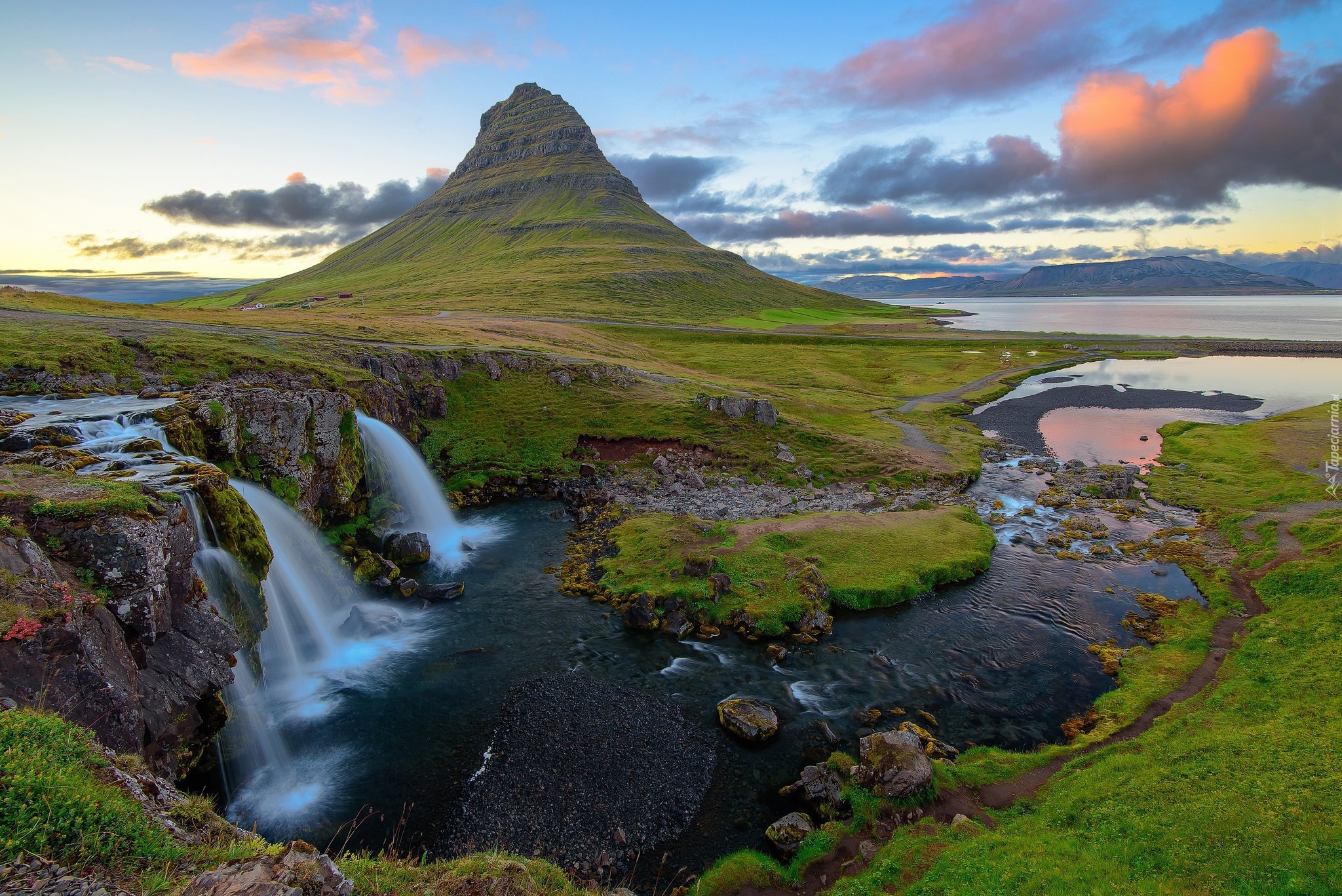  Islandia, Półwysep Snaefellsnes, Góra Kirkjufell, Wodospad Kirkjufellsfoss, Chmury