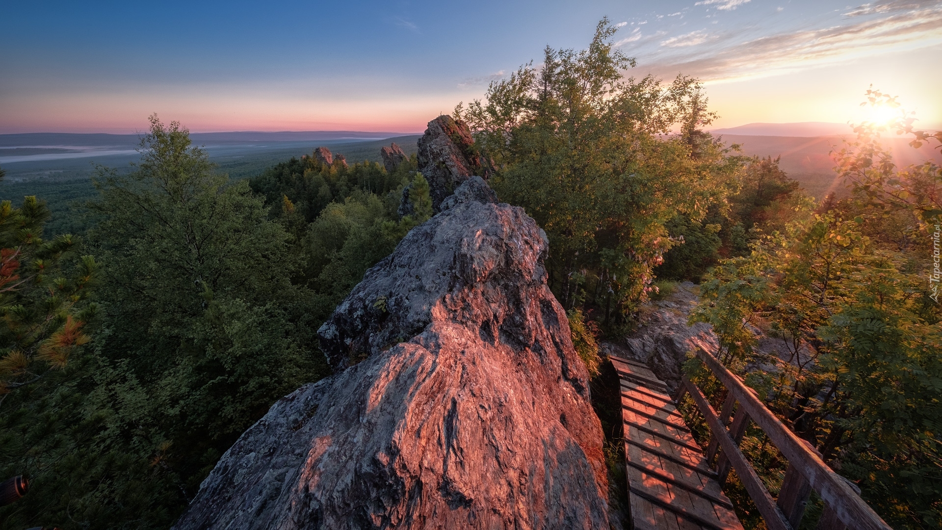 Wschód słońca, Poranek, Góry, Ural, Skały, Drzewa, Kładka, Mount Kolpaki, Kraj Permski, Rosja