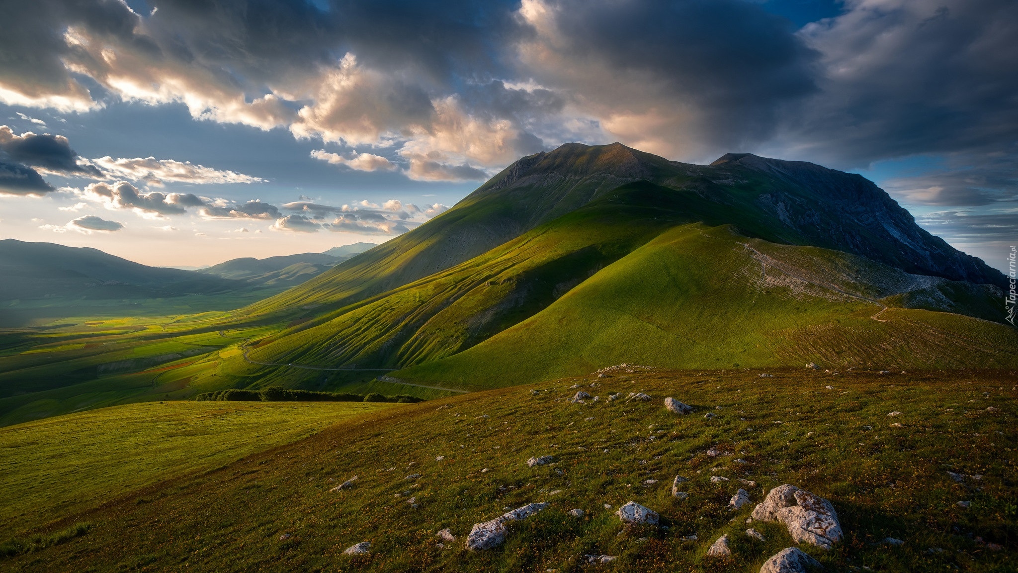 Góry, Sibillini Mountains, Góra Monte Vettore, Park Narodowy Monti Sibillini, Dolina, Ciemne, Chmury, Włochy