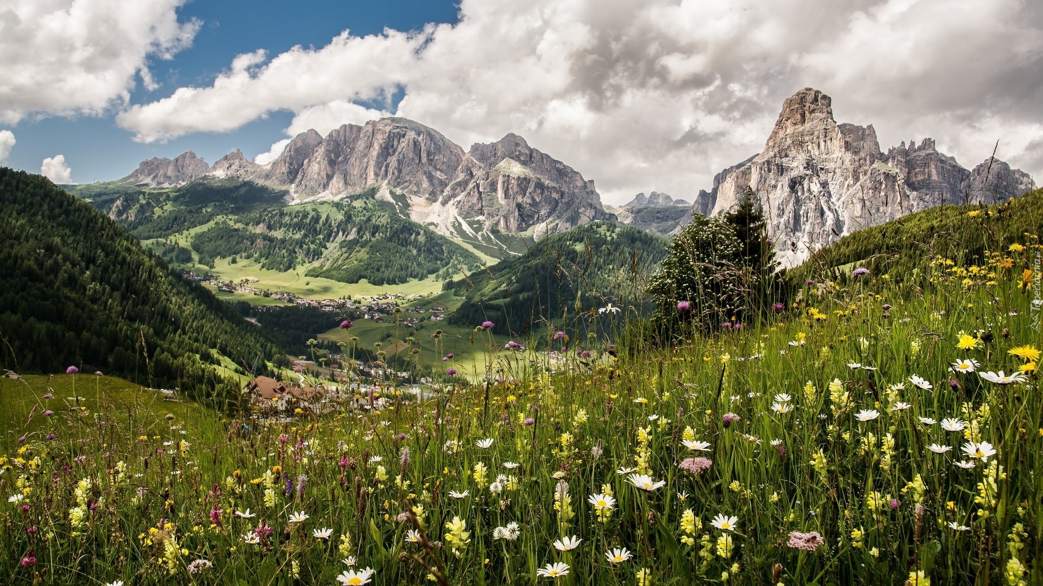 Góry Dolomity, Góra Sassongher, Pralongia, Włochy, Łąka, Dolina, Domy, Chmury