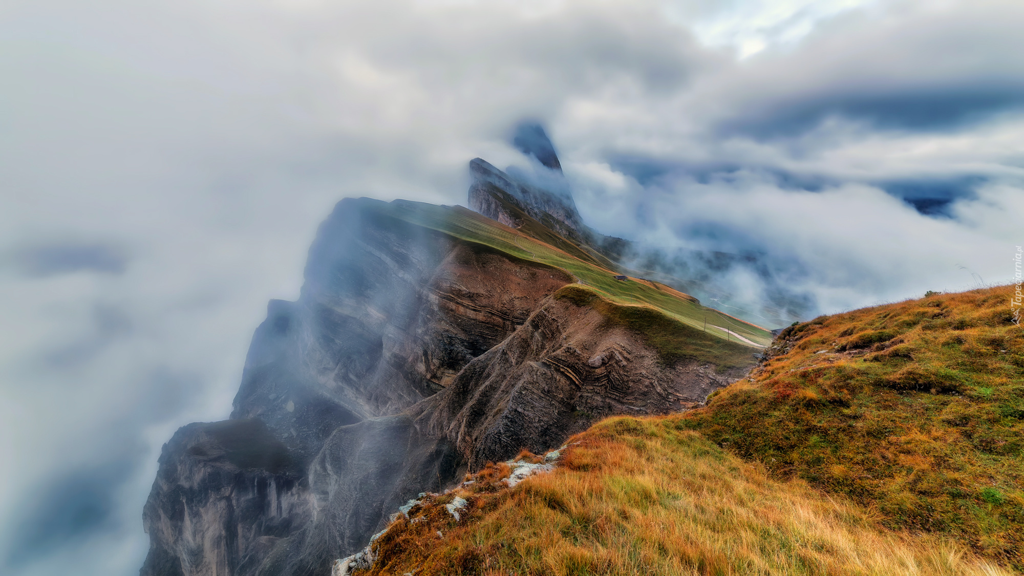 Włochy, Południowy Tyrol, Dolomity, Szczyt Seceda, Chmury, Mgła, Jesień