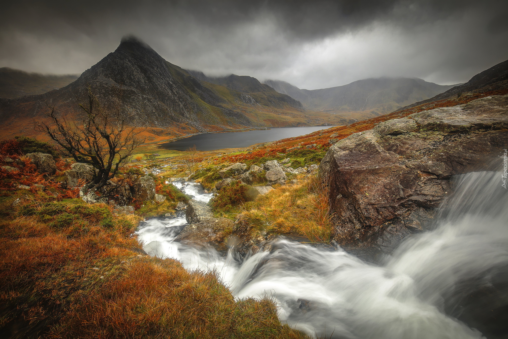 Góry, Szczyt Tryfan, Jezioro Ogwen, Jesień, Rzeka, Skały, Dolina, Park Narodowy Snowdonia, Roślinność, Chmury, Walia