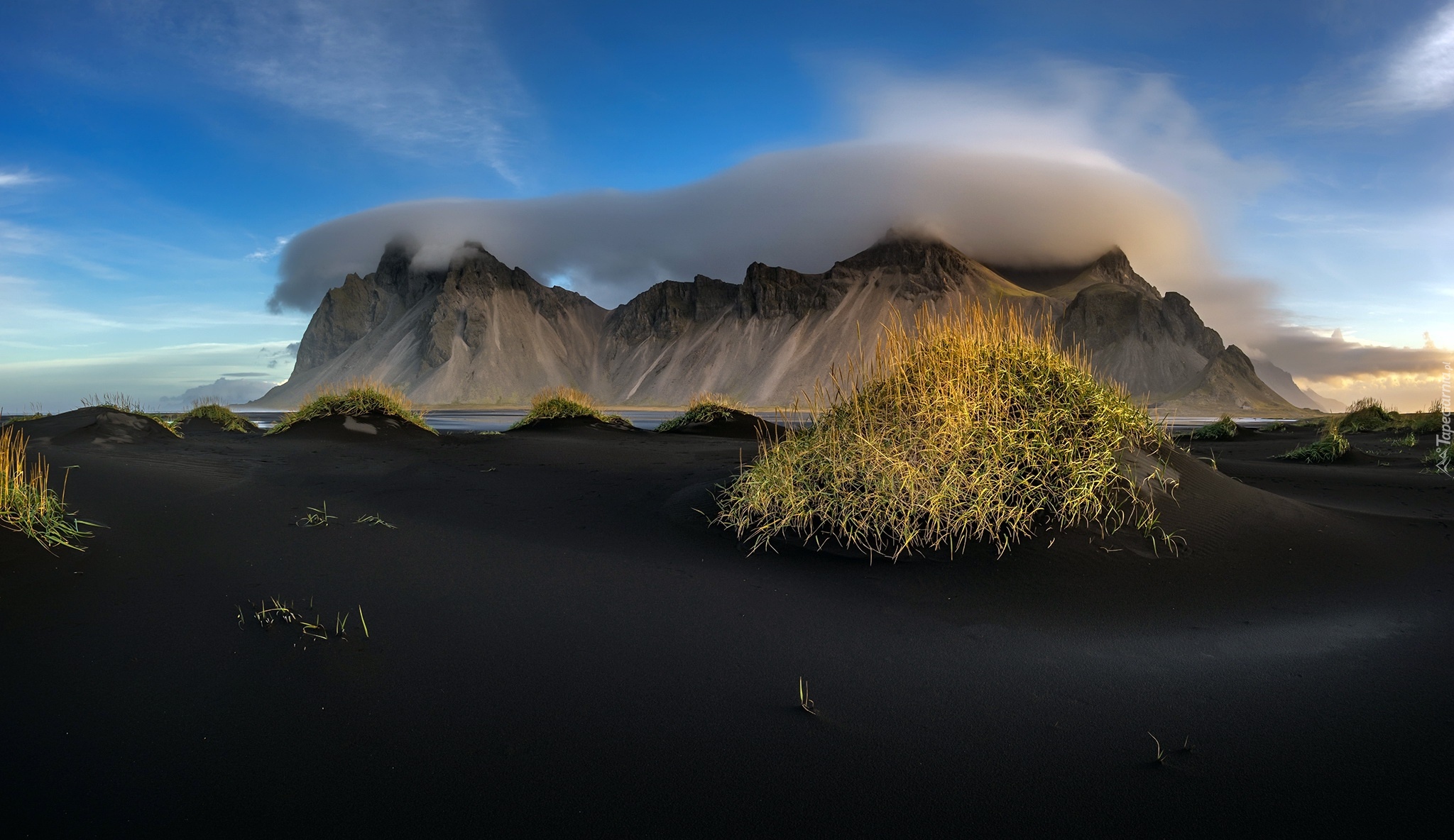 Islandia, Góra Vestrahorn, Plaża Stokksnes, Ciemny, Piasek, Roślinność, Morze, Chmury