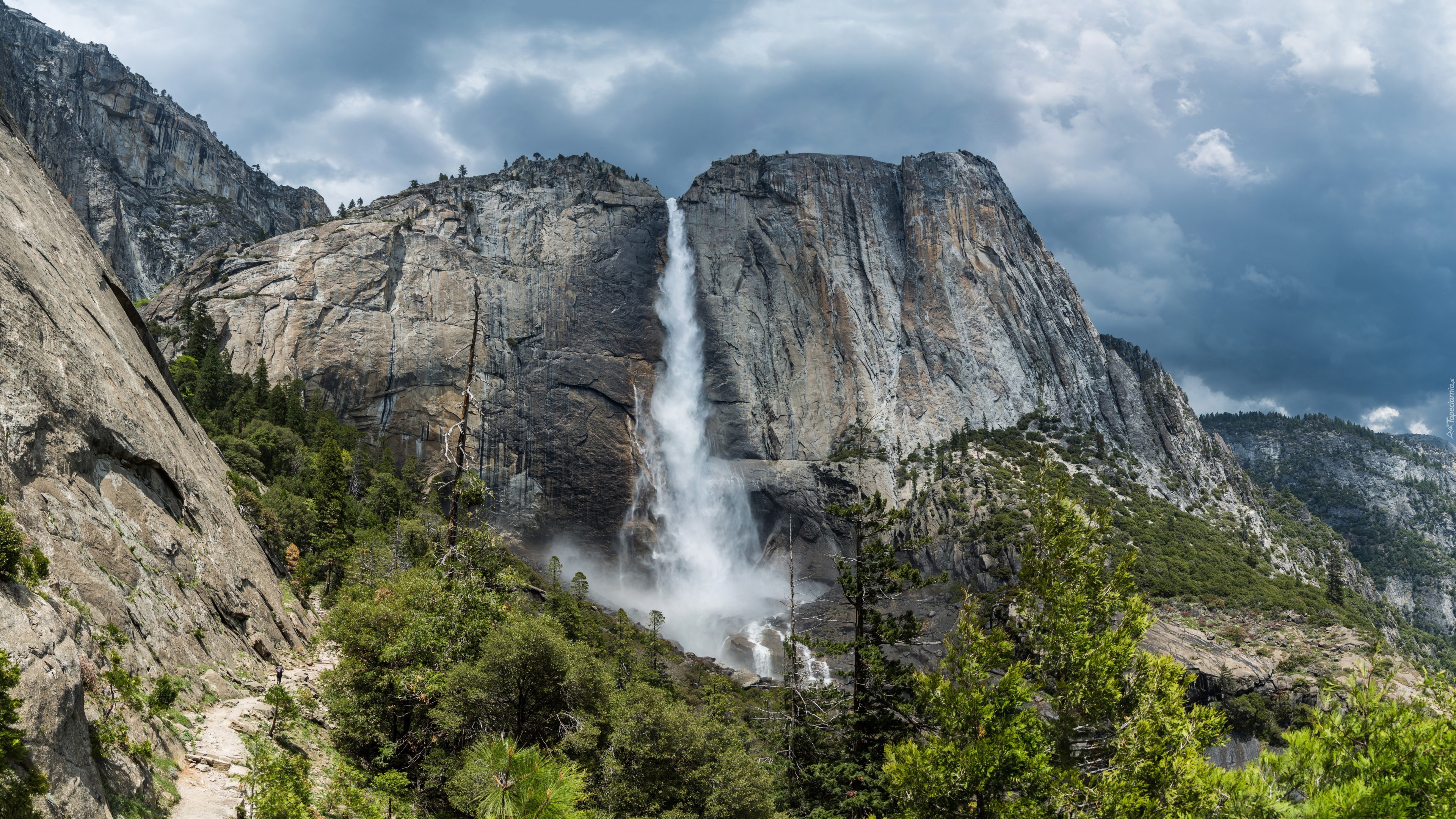 Kalifornia, Park Narodowy Yosemite, Góry, Wodospad, Drzewa, Chmury