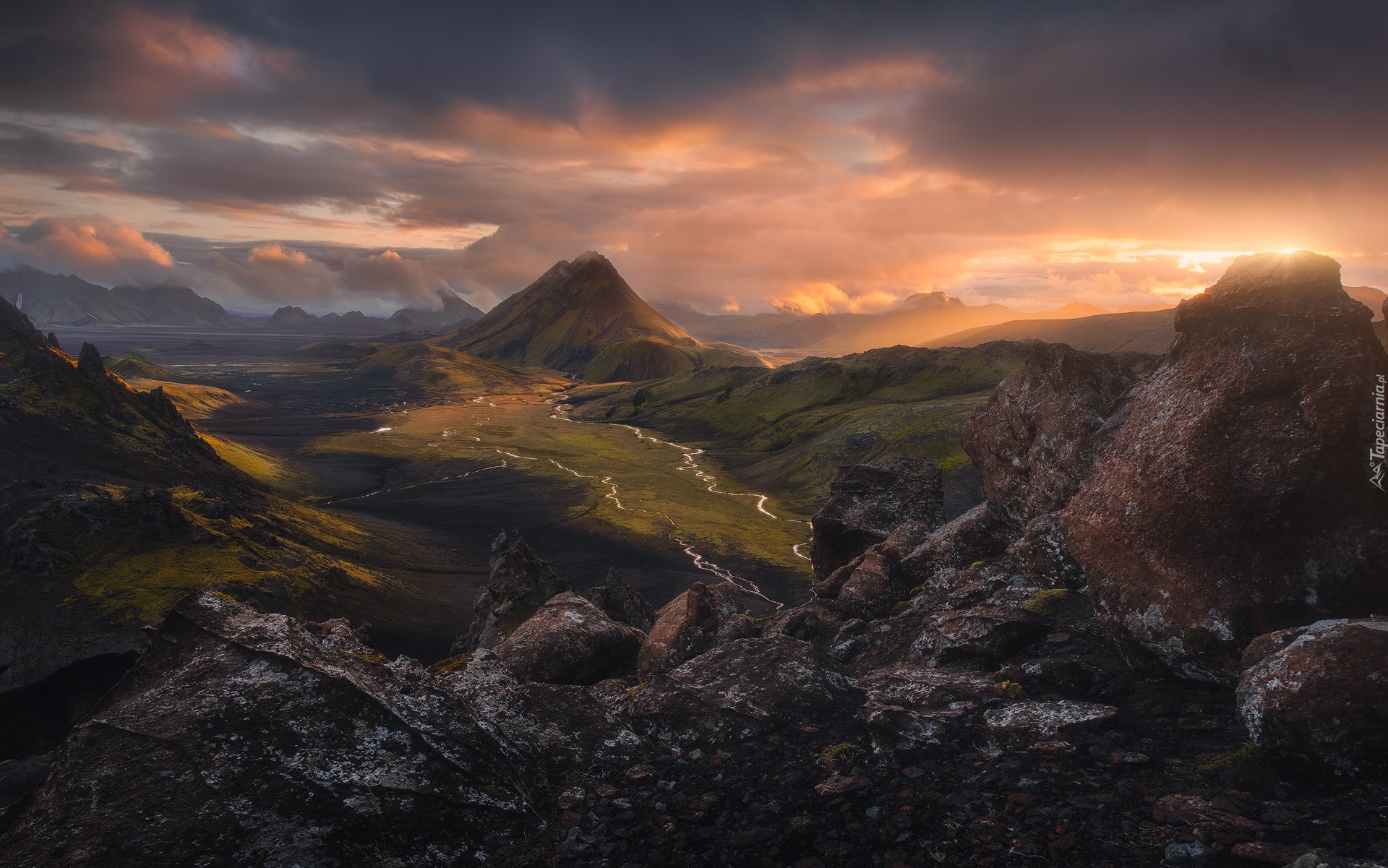 Góry, Zachód słońca, Chmury, Islandia