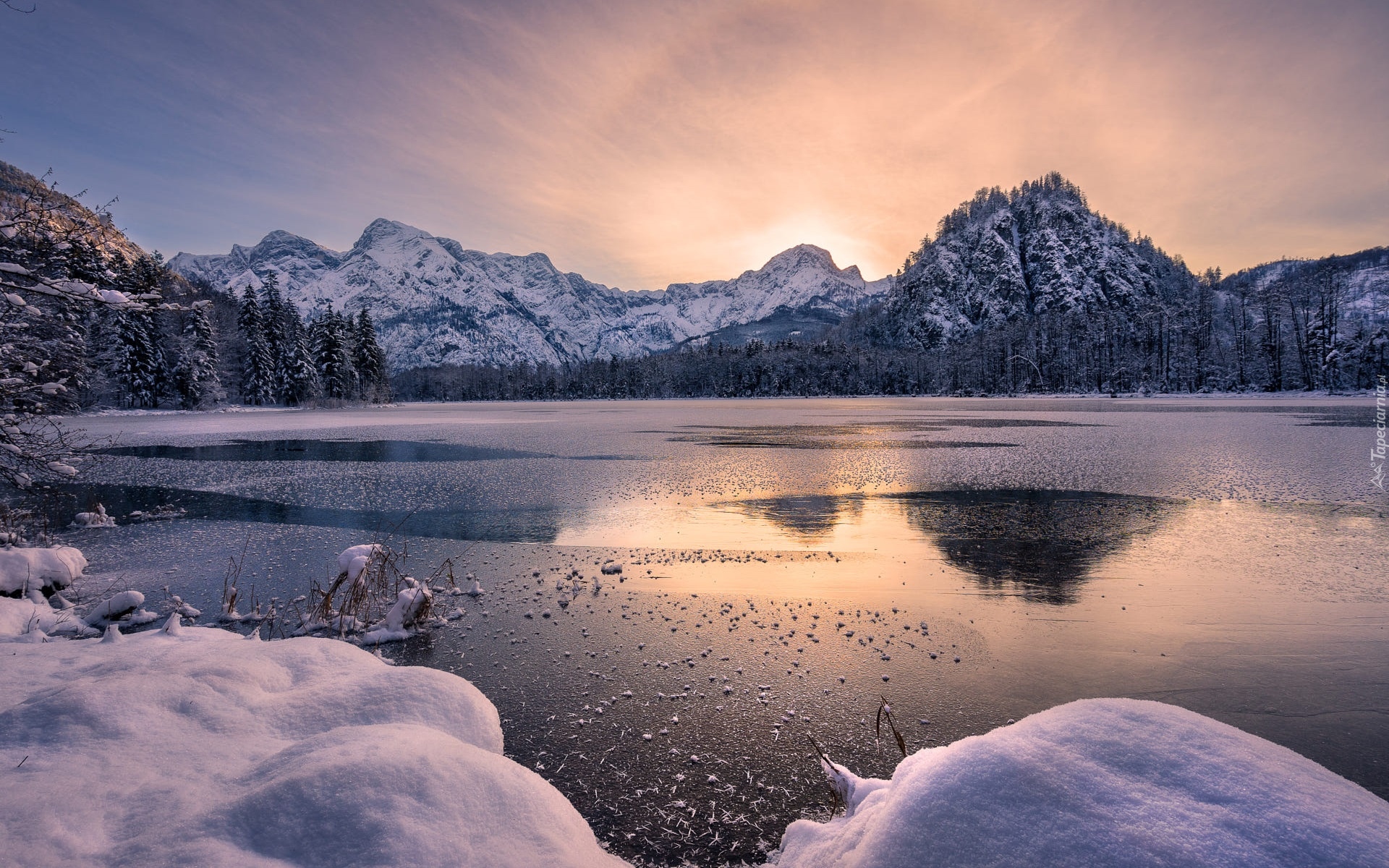 Zima, Jezioro Almsee, Góry, Drzewa, Wschód słońca, Austria