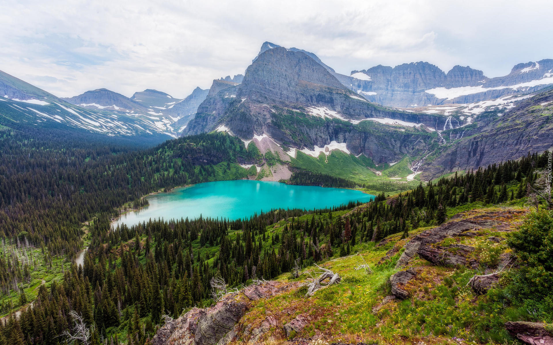 Jezioro, Grinnell Lake, Park Narodowy Glacier, Góry, Drzewa, Skały, Chmury, Stan Montana, Stany Zjednoczone