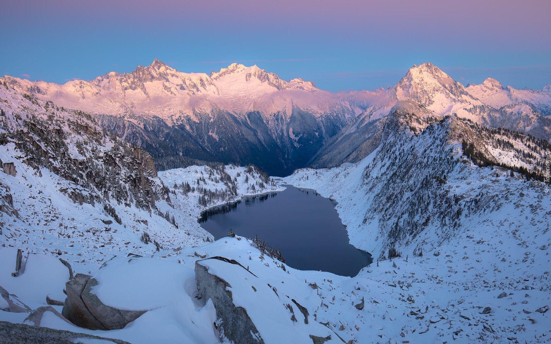 Zima, Góry, Jezioro Hidden Lake, Drzewa, Chmury, Park Narodowy Glacier, Stan Montana, Stany Zjednoczone