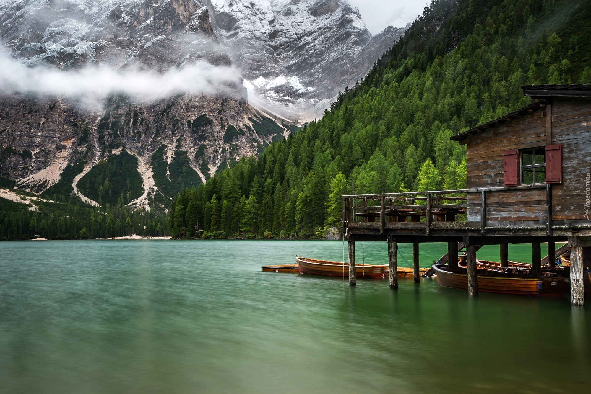 Włochy, Południowy Tyrol, Jezioro Pragser Wildsee, Góry Dolomity, Drzewa, Drewniany, Dom, Łódki