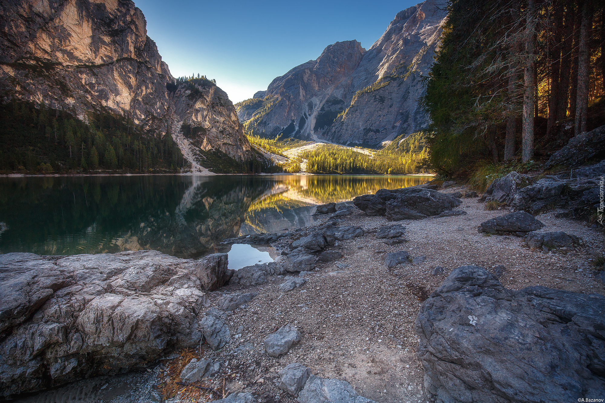 Włochy, Dolomity, Tyrol Południowy, Jezioro Pragser Wildsee, Góry,  Las