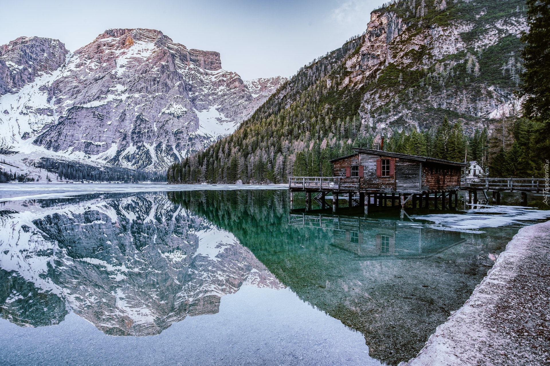 Domek, Góry Dolomity, Jezioro, Pragser Wildsee, Drzewa, Zima, Południowy Tyrol, Włochy