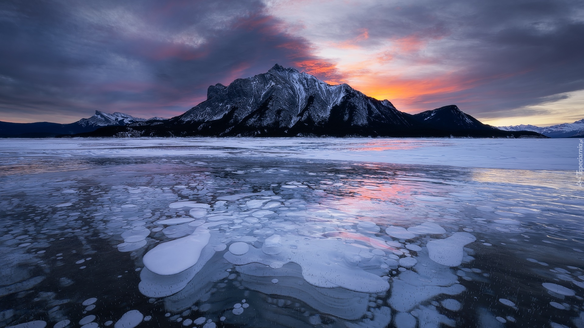 Góry, Canadian Rockies, Zima, Zamarznięte, Jezioro, Abraham Lake, Lód, Chmury, Alberta, Kanada