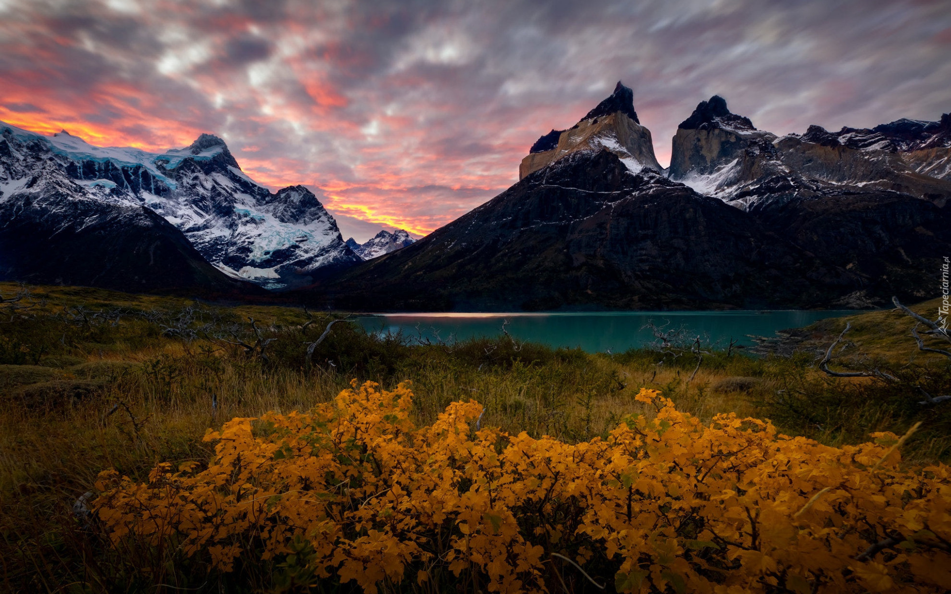 Jesień, Góry, Cordillera del Paine, Masyw, Torres del Paine, Jezioro, Chmury, Park Narodowy Torres del Paine, Zachód słońca, Patagonia, Chile