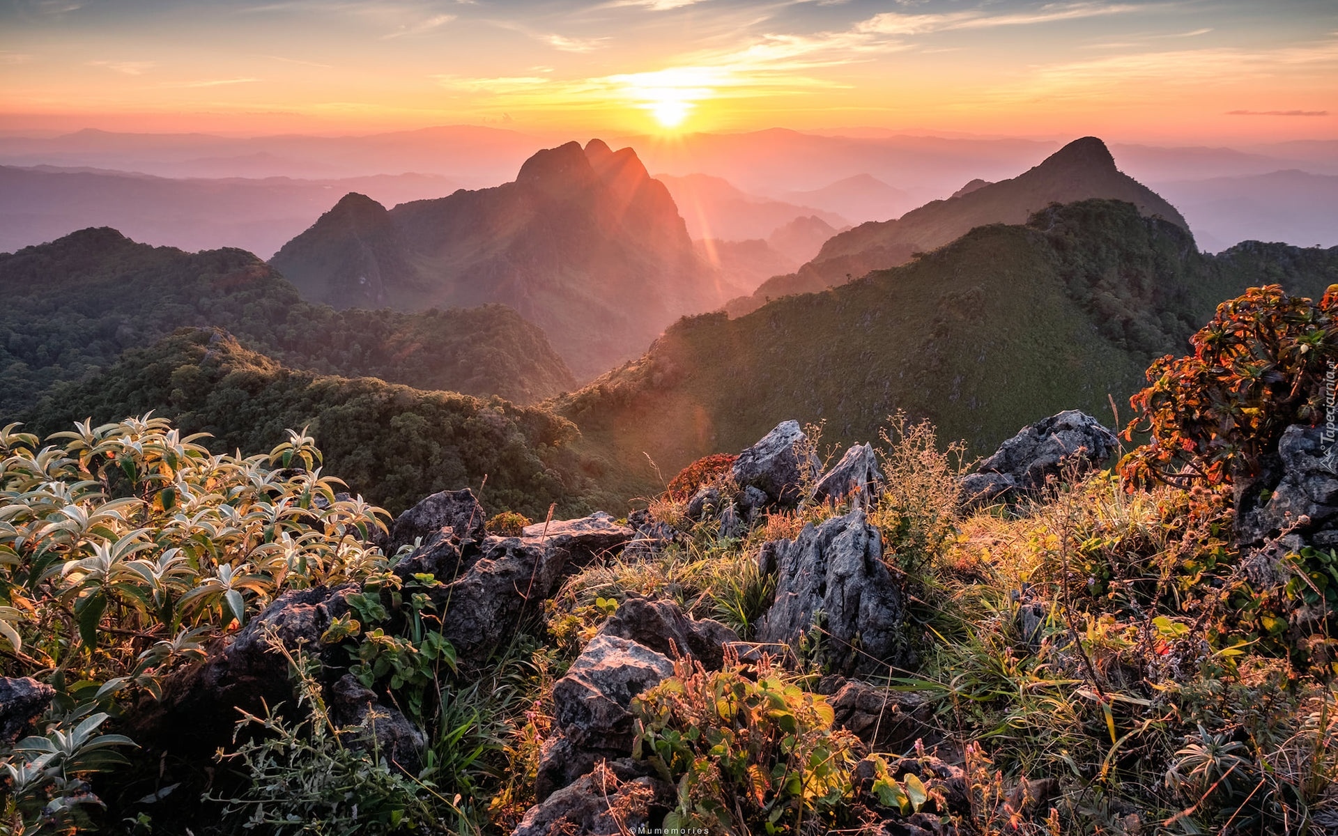 Góry Daen Lao, Skały, Promienie słońca, Roślinność, Prowincja Chiang Mai, Tajlandia