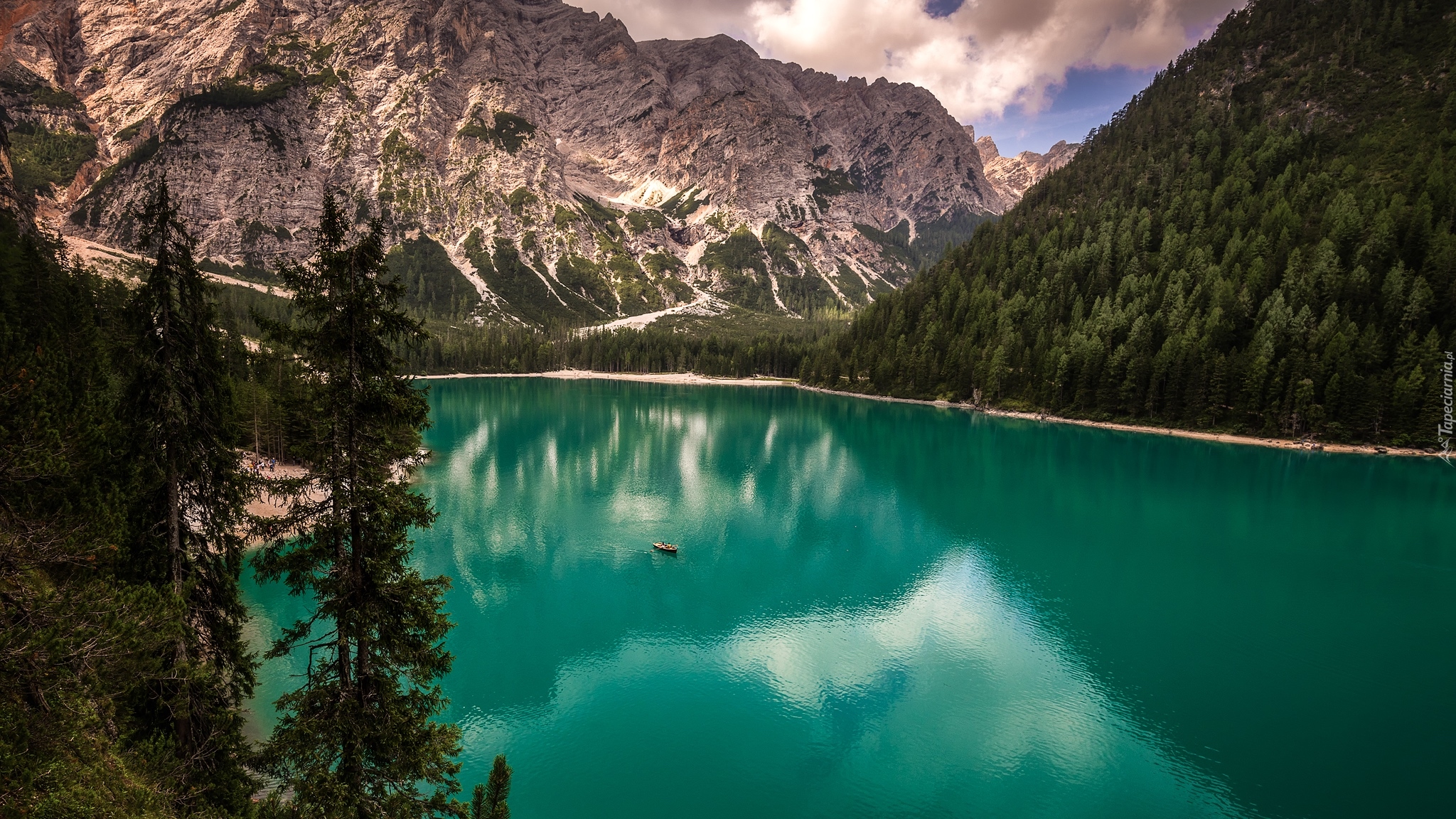 Góry, Dolomity, Jezioro Pragser Wildsee, Lago di Braies, Drzewa, Świerki, Łódka, Południowy Tyrol, Włochy