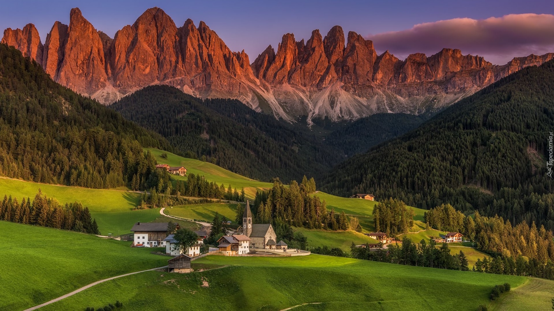 Góry, Dolomity, Wieś, Santa Maddalena, Dolina, Val di Funes, Drzewa, Lasy, Domy, Kościół, Chmury, Włochy