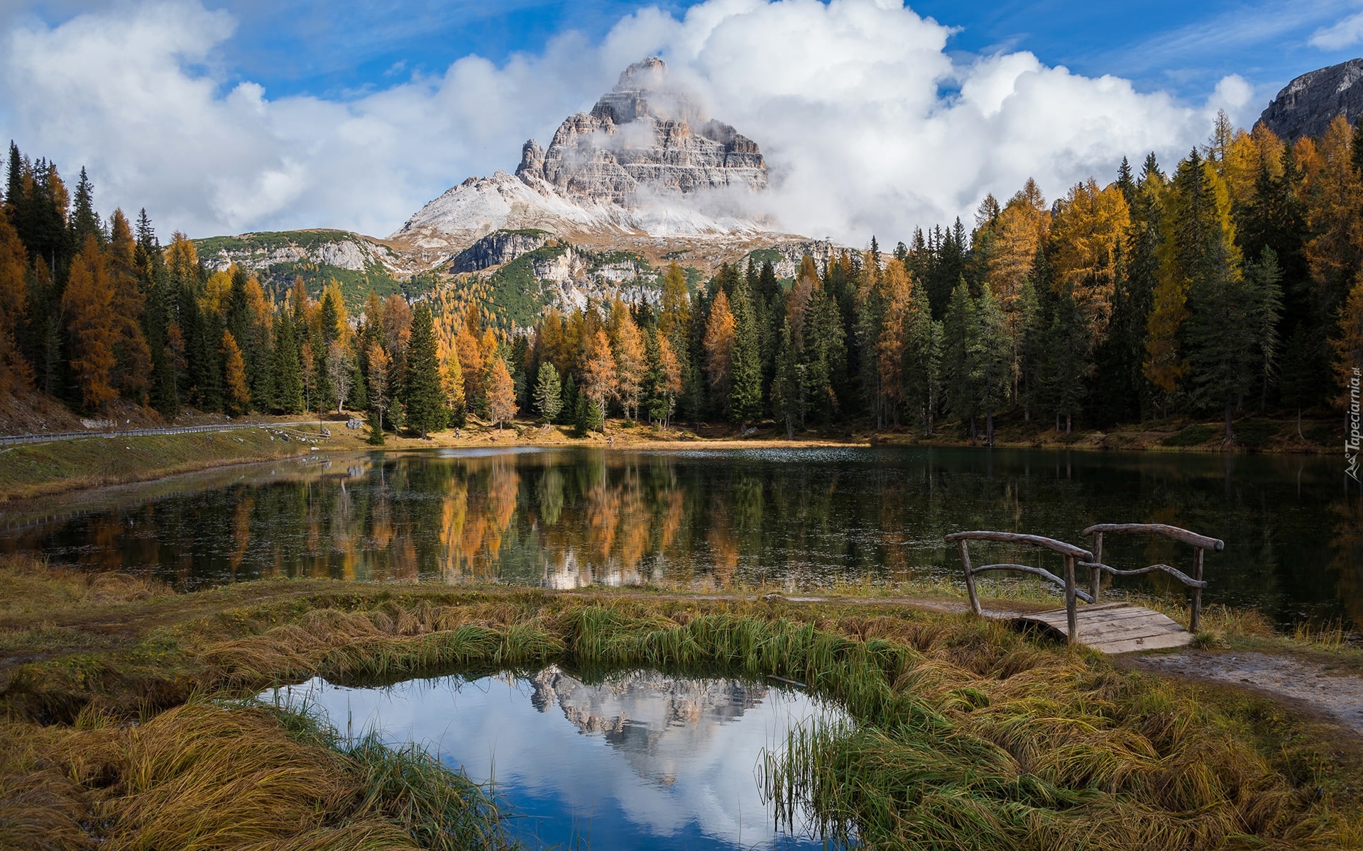 Jezioro, Antorno Lake, Mostek, Góry, Dolomity, Masyw, Tre Cime di Lavaredo, Drzewa, Jesień, Las, Chmury, Prowincja Belluno, Włochy