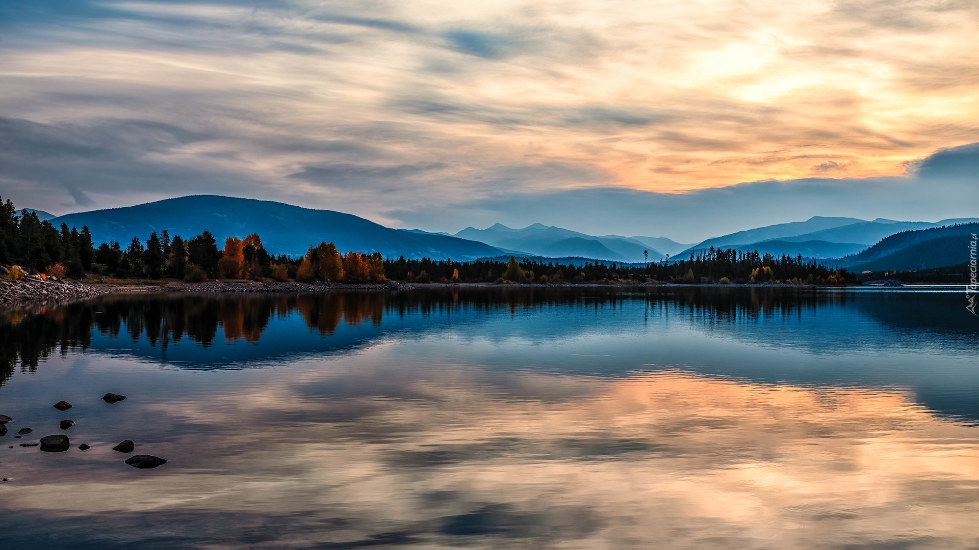 Wschód słońca, Jezioro, Dillon Lake, Góry, Drzewa, Chmury, Odbicie, Kolorado, Stany Zjednoczone