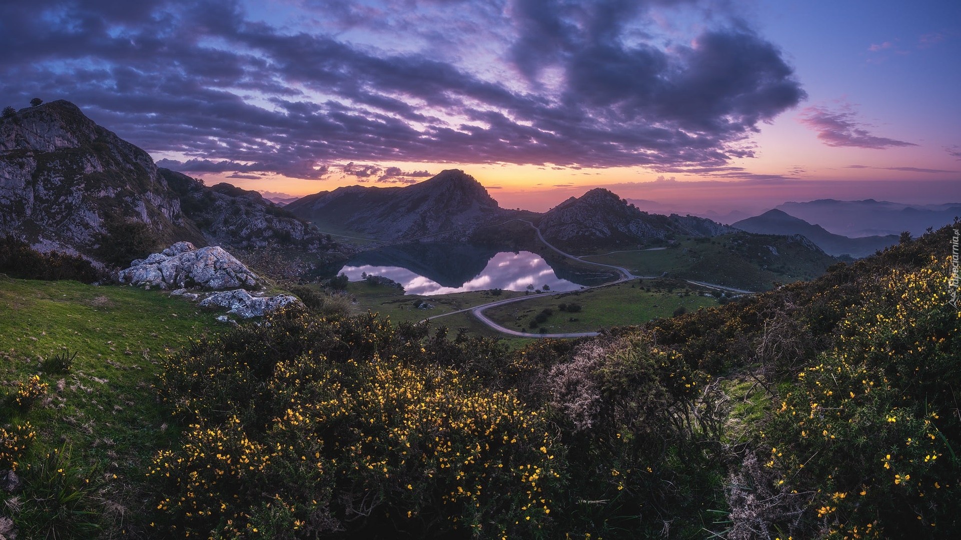 Góry, Jezioro, Lakes of Covadonga, Drzewa, Krzewy, Zachód słońca, Chmury, Cangas de Onís, Hiszpania