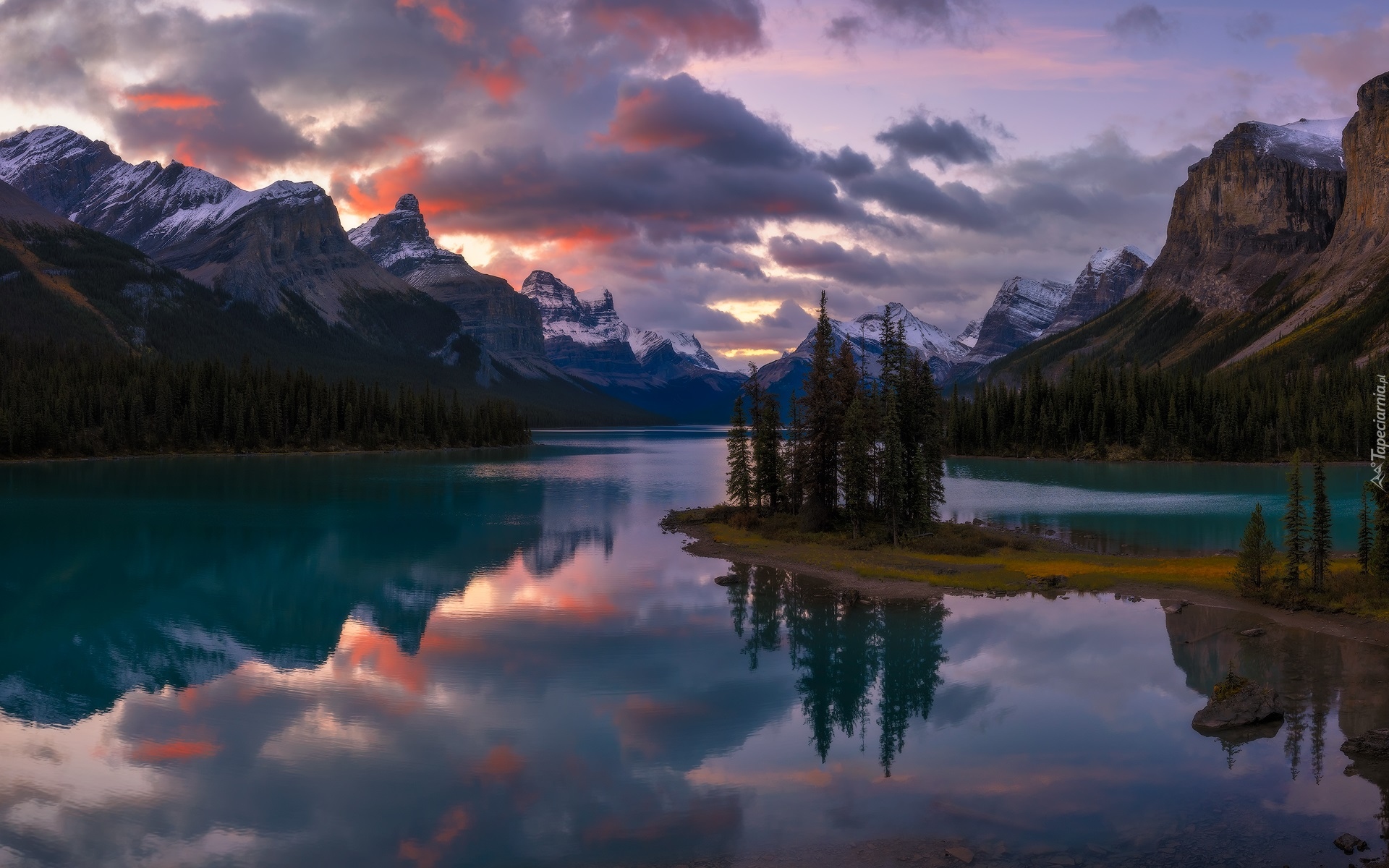 Park Narodowy Jasper, Góry, Jezioro Maligne, Wyspa Ducha, Drzewa, Chmury, Odbicie, Alberta, Kanada